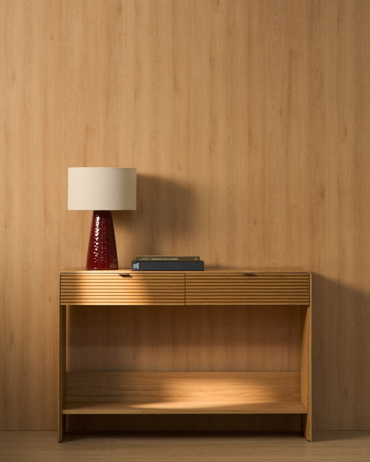 Konsolentisch Norlen von Kave Home mit zwei Schubladen und Regalboden, Korpus aus MDF mit Eichenfurnier in naturfarbenem Finish, Masse 120 x 81 cm.