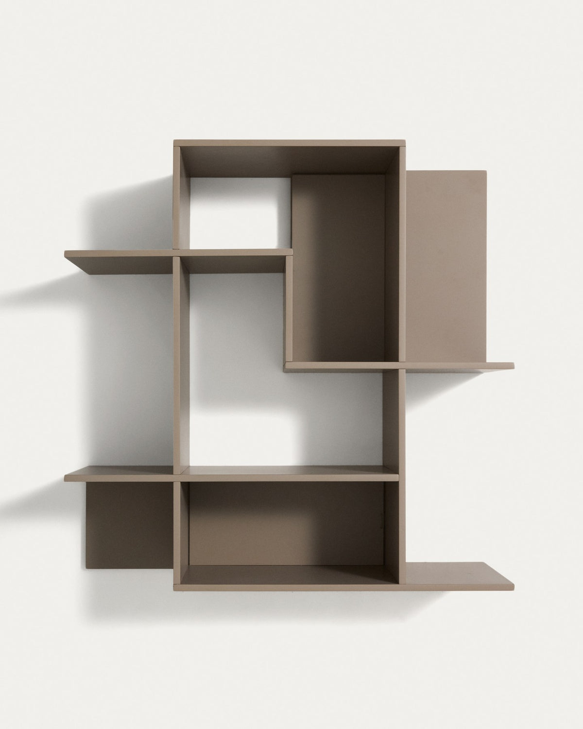 Modulares Wandregal Ina von Kave Home aus taupefarben lackiertem MDF, quadratische Form, 80 x 80 cm, montiert an weisser Wand.