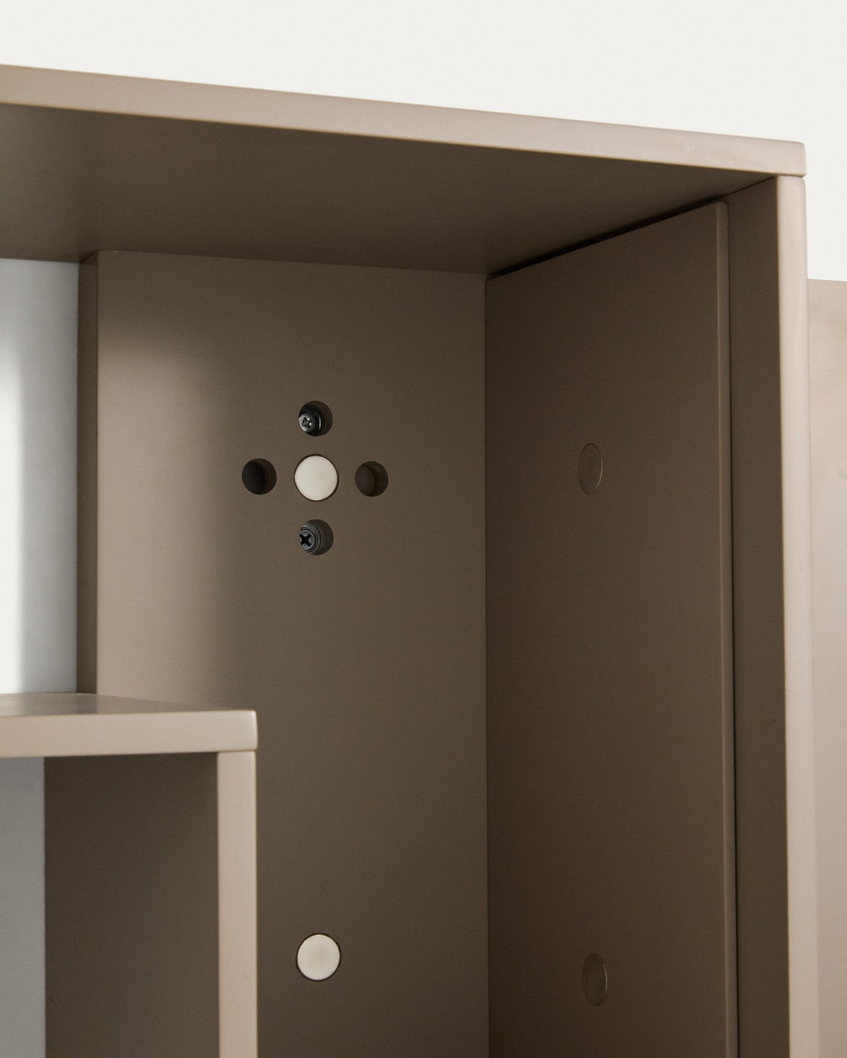 Modulares Wandregal Ina von Kave Home aus taupefarben lackiertem MDF, quadratische Form, 80 x 80 cm, montiert an weisser Wand.