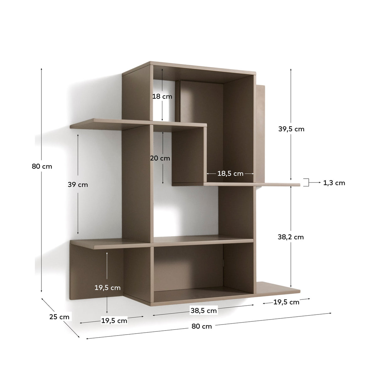Modulares Wandregal Ina von Kave Home aus taupefarben lackiertem MDF, quadratische Form, 80 x 80 cm, montiert an weisser Wand.
