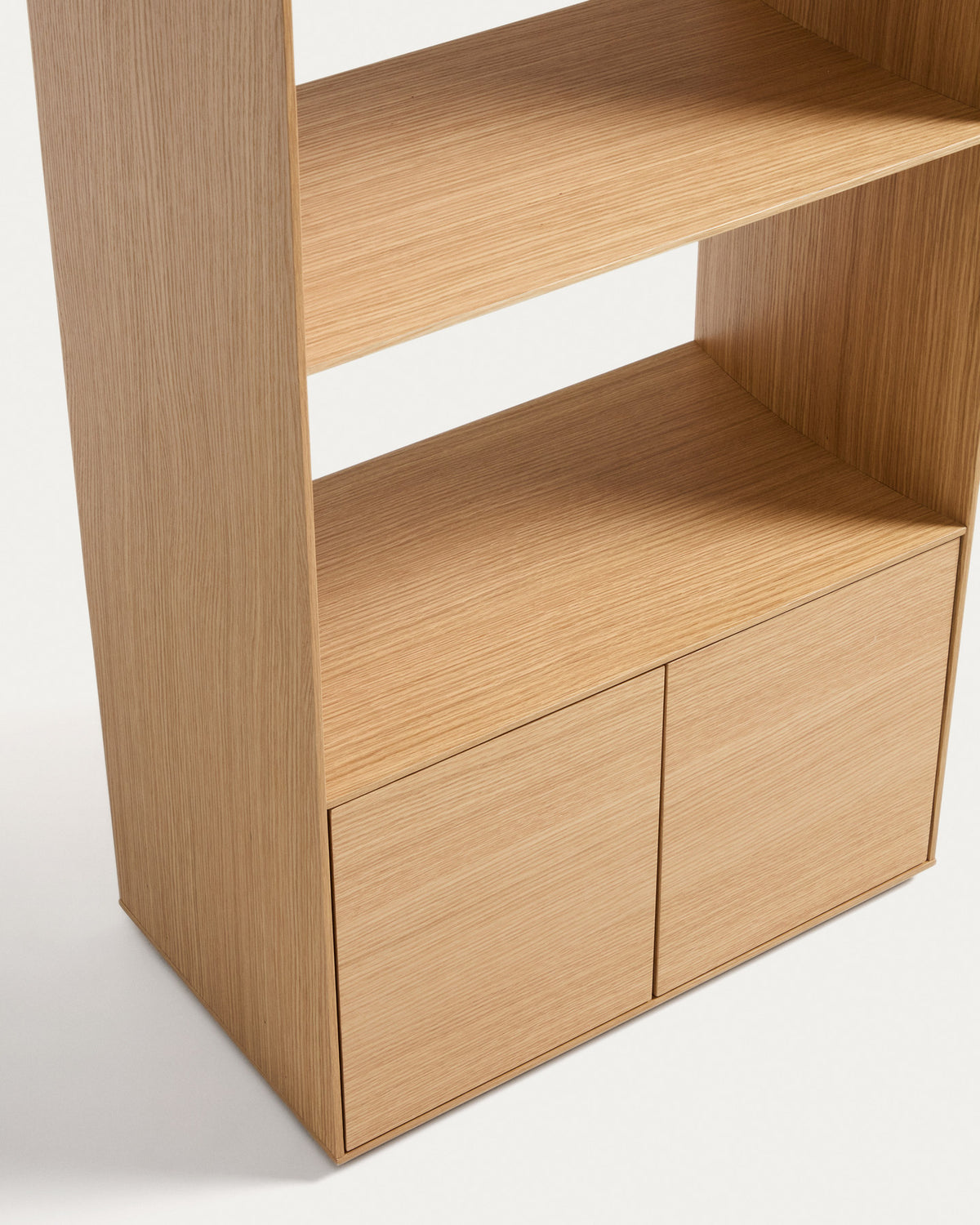 Hellbraunes Bücherregal Visala aus Eichenfurnier mit einem sichtbaren Regalboden