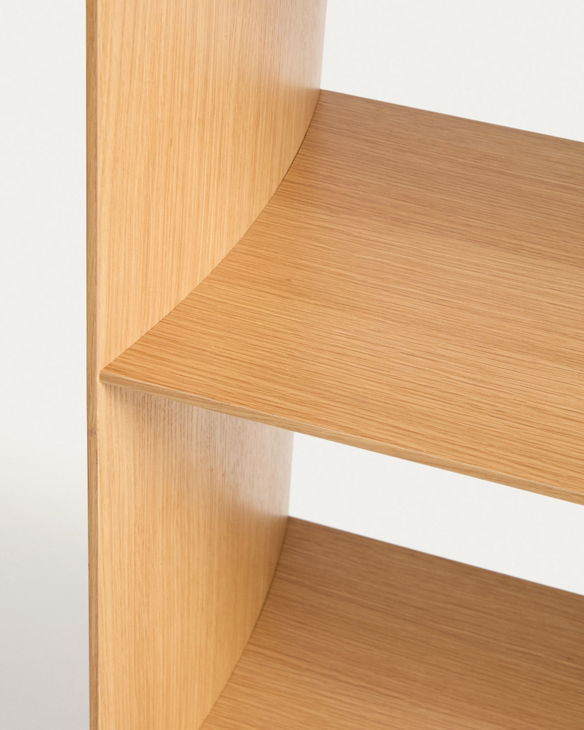 Hellbraunes Bücherregal Visala aus Eichenfurnier mit einem sichtbaren Regalboden