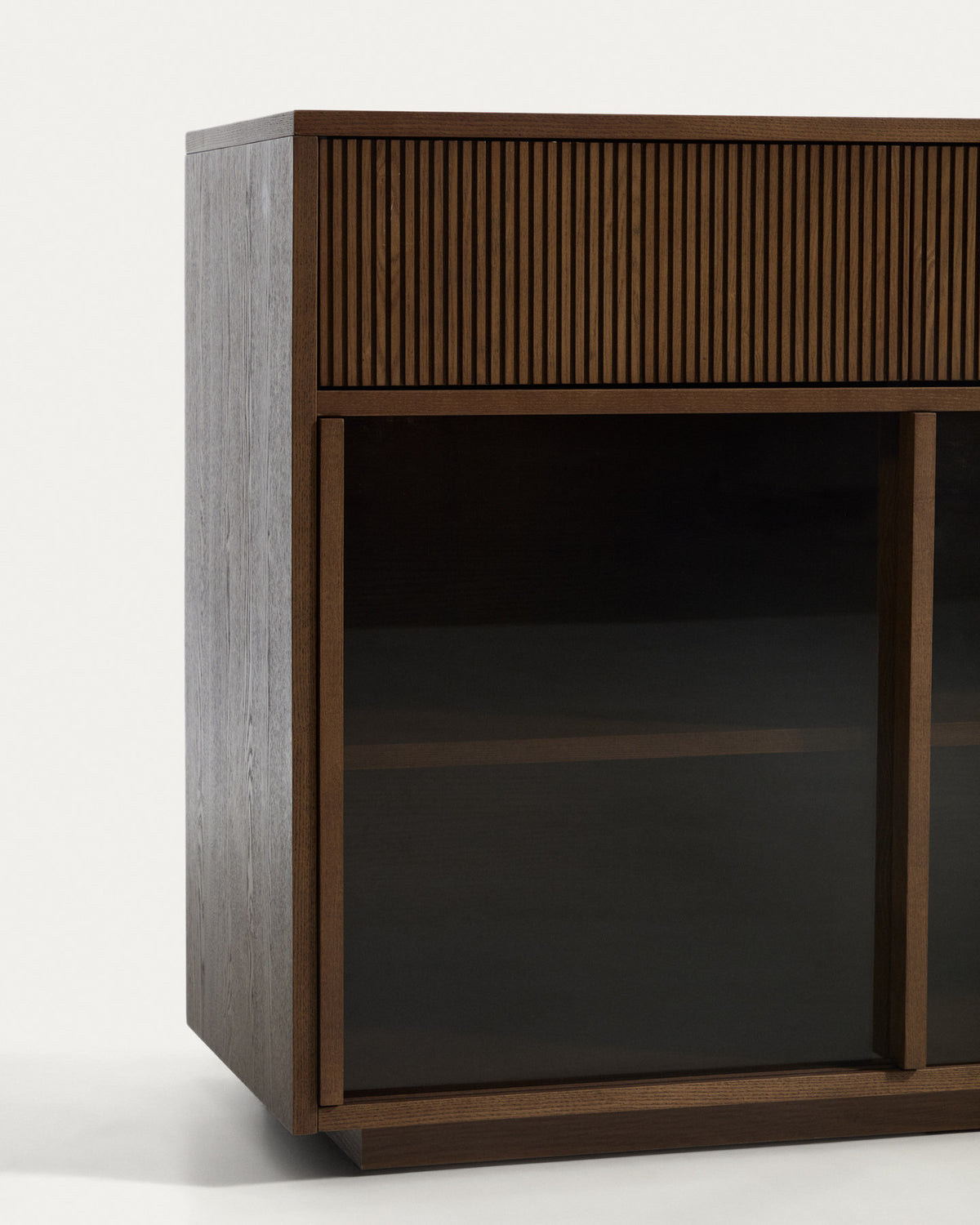 Sideboard Helvine in Dunkelbraun aus Eschenfurnier mit gehärtetem Glas, Türen und Schubladen