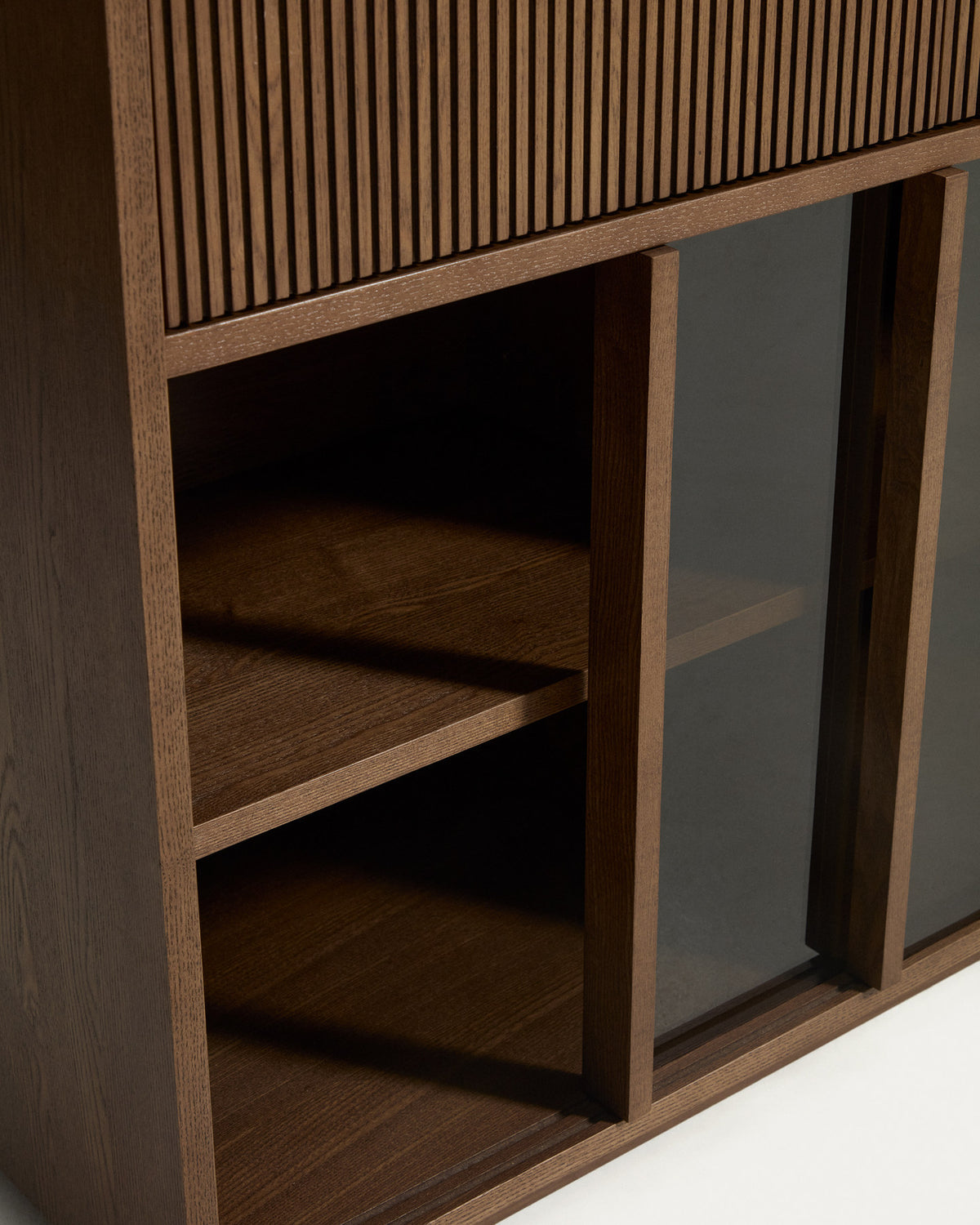 Sideboard Helvine in Dunkelbraun aus Eschenfurnier mit gehärtetem Glas, Türen und Schubladen