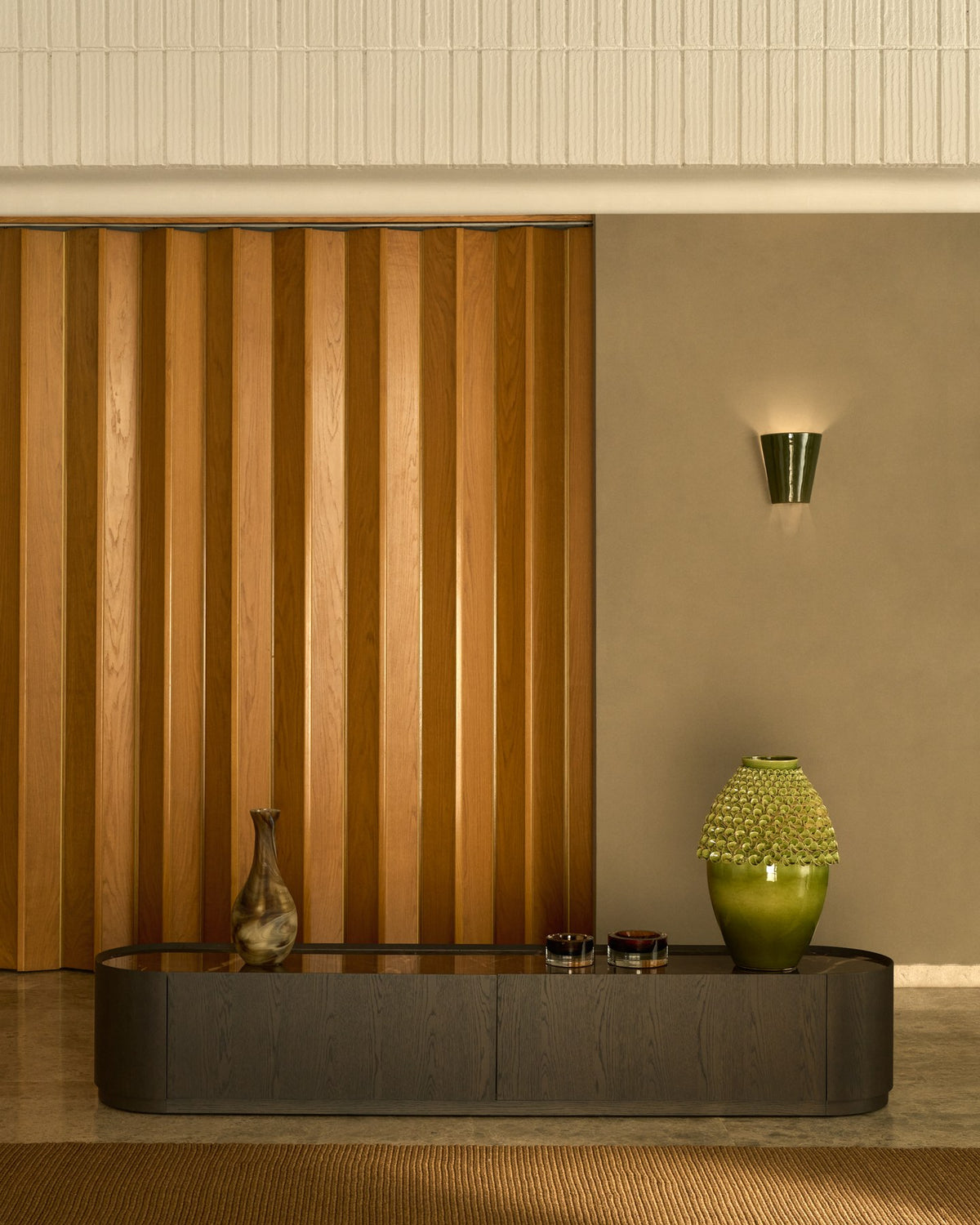 TV-Möbel Nemore in Dunkelbraun mit zwei Schubladen, Eichenfurnier-Korpus und Keramikplatte mit Emperador-Marmor-Optik, Masse 200 x 40 x 35 cm.