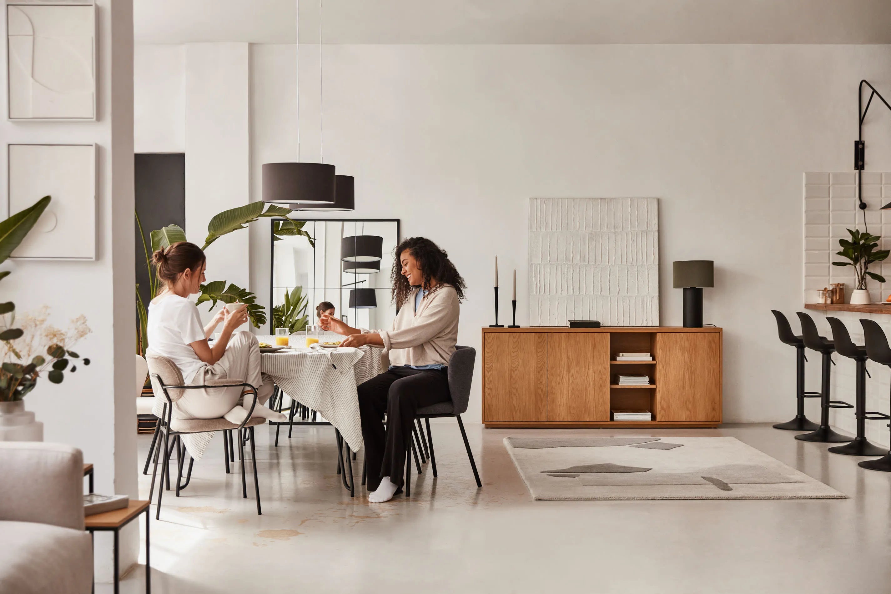 Elegantes Sideboard aus FSC-zertifiziertem Eichenfurnier, 180x75 cm, bietet stilvollen Stauraum und nachhaltiges Design.