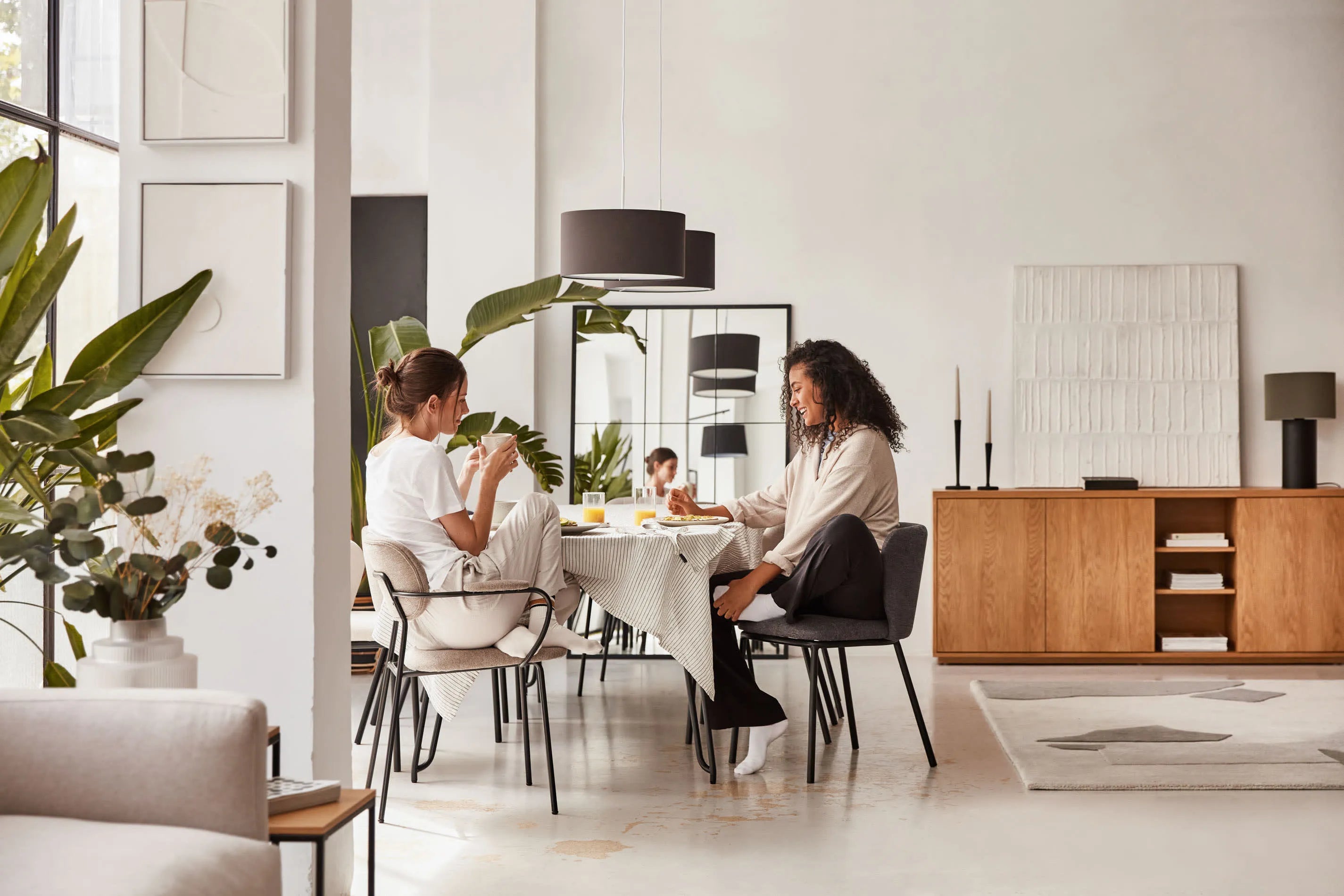 Elegantes Sideboard aus FSC-zertifiziertem Eichenfurnier, 180x75 cm, bietet stilvollen Stauraum und nachhaltiges Design.