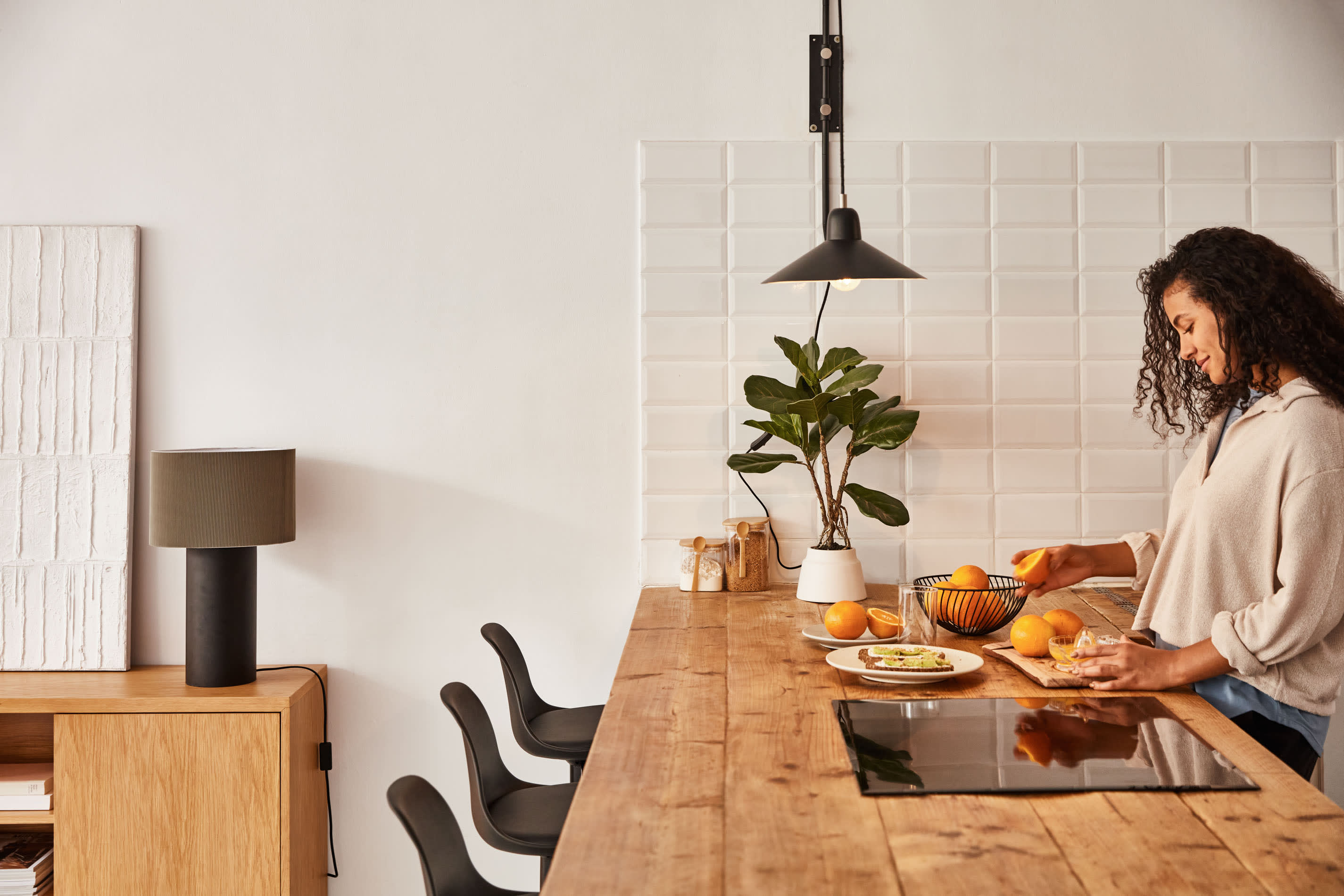 Stilvolles Sideboard aus FSC-zertifiziertem Eichenfurnier, 3 Türen, 180x75 cm, von Kave Home, perfekt für zeitgemässe Einrichtungen.