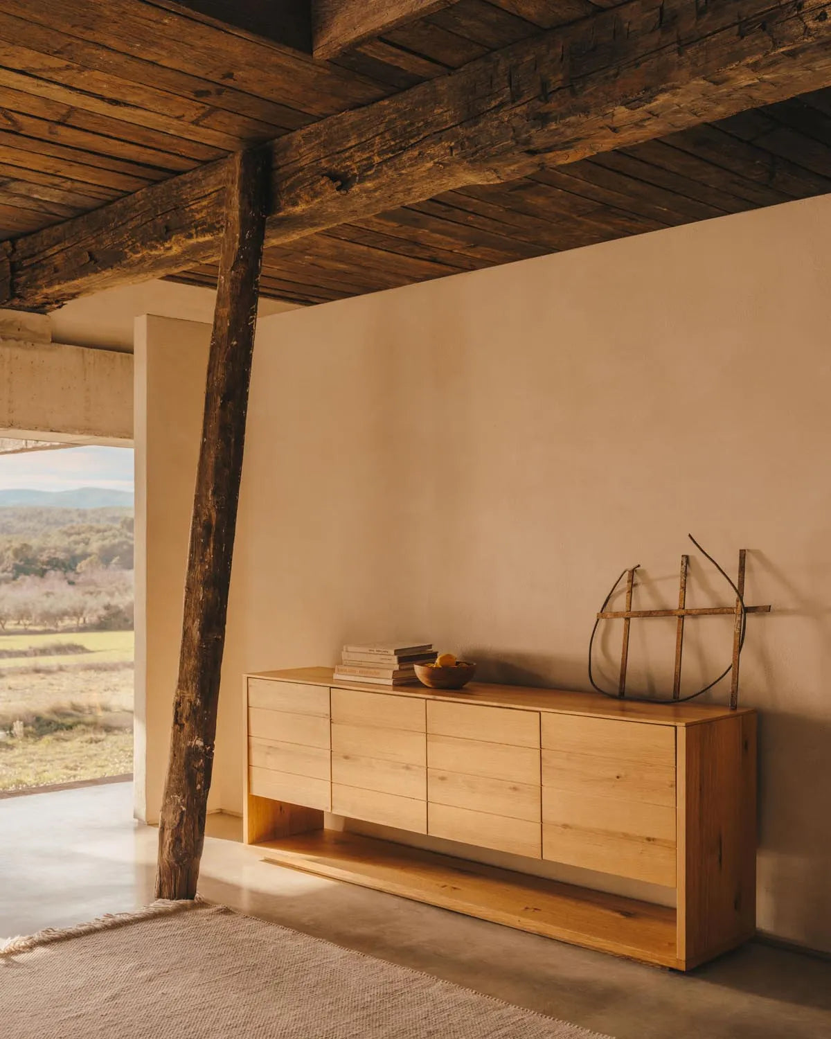 Alguema Sideboard 4 Türen mit Eichenfurnier und natürlichem Finish 200 x 74 cm in Natur präsentiert im Onlineshop von KAQTU Design AG. Sideboard ist von Kave Home