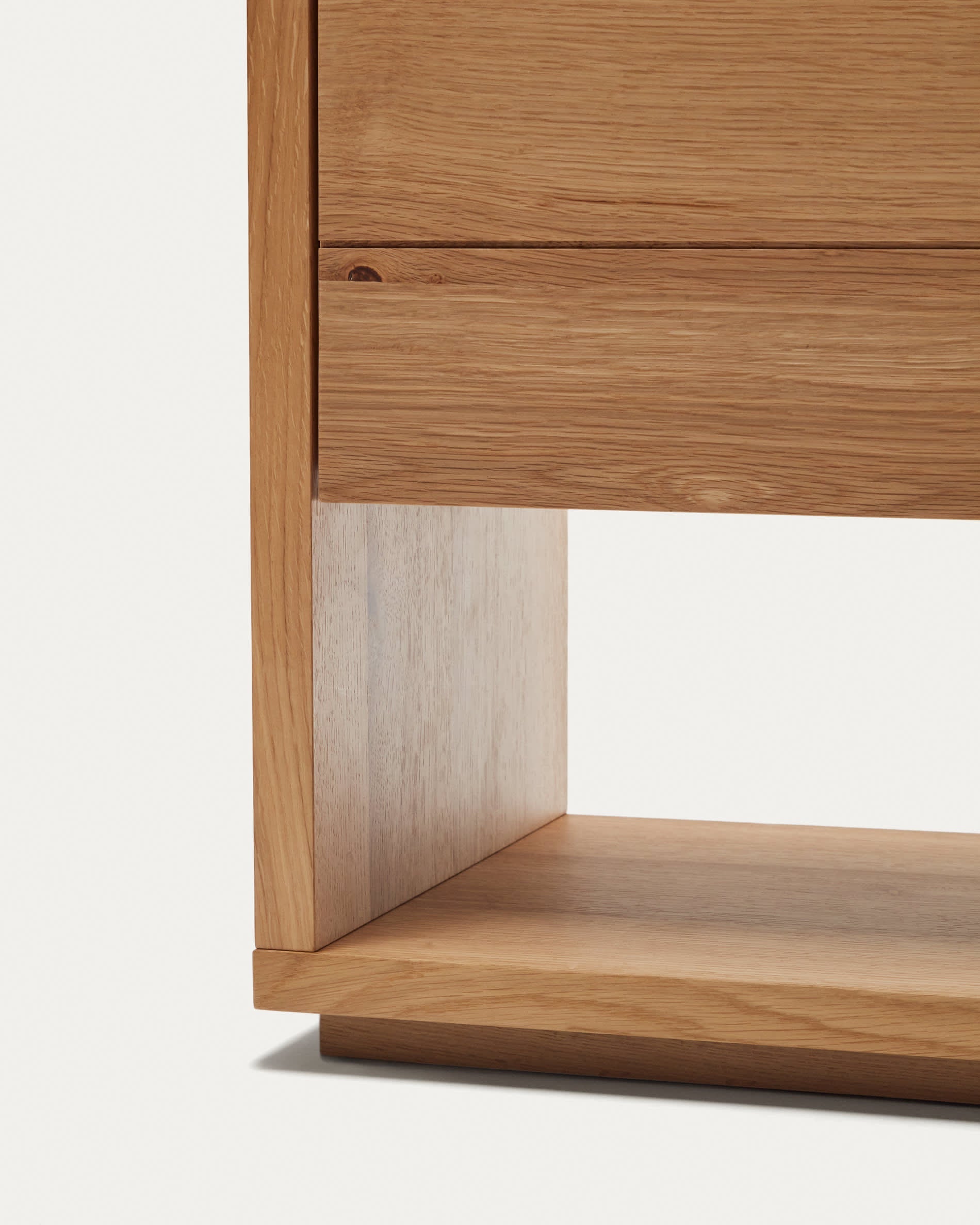 Elegantes Sideboard aus Eichenfurnier mit natürlichem Finish, 3 Türen, 151x73 cm, von Kave Home, ideal für stilvolle Einrichtung.
