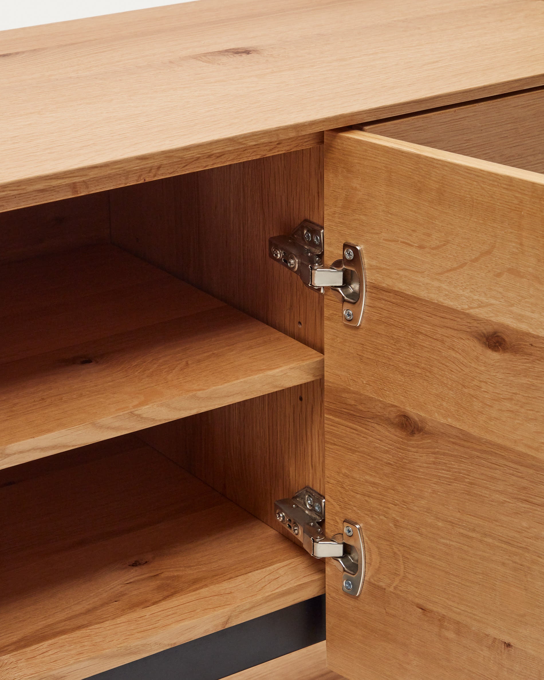 Stilvolles Sideboard aus Eichenfurnier, 3 Türen, 151x73 cm, natürliches Finish, von Kave Home, perfekt für modernes Wohnen.