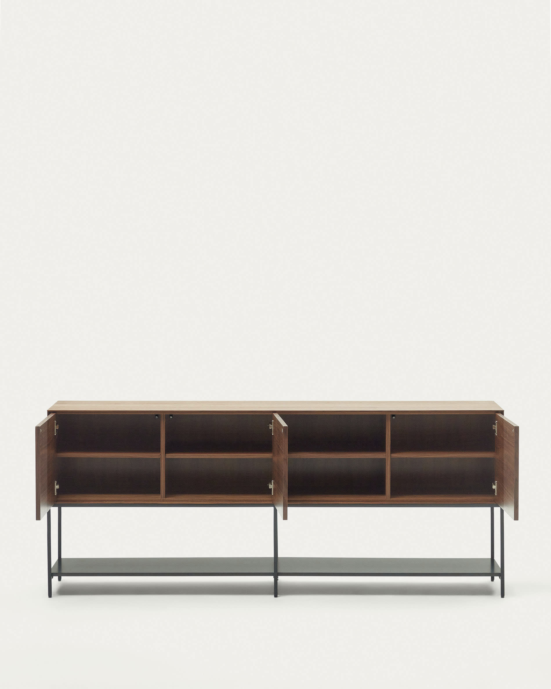 Das Vedrana Sideboard kombiniert elegantes Nussholzfurnier mit robusten schwarzen Stahlbeinen für stilvolle Aufbewahrung.