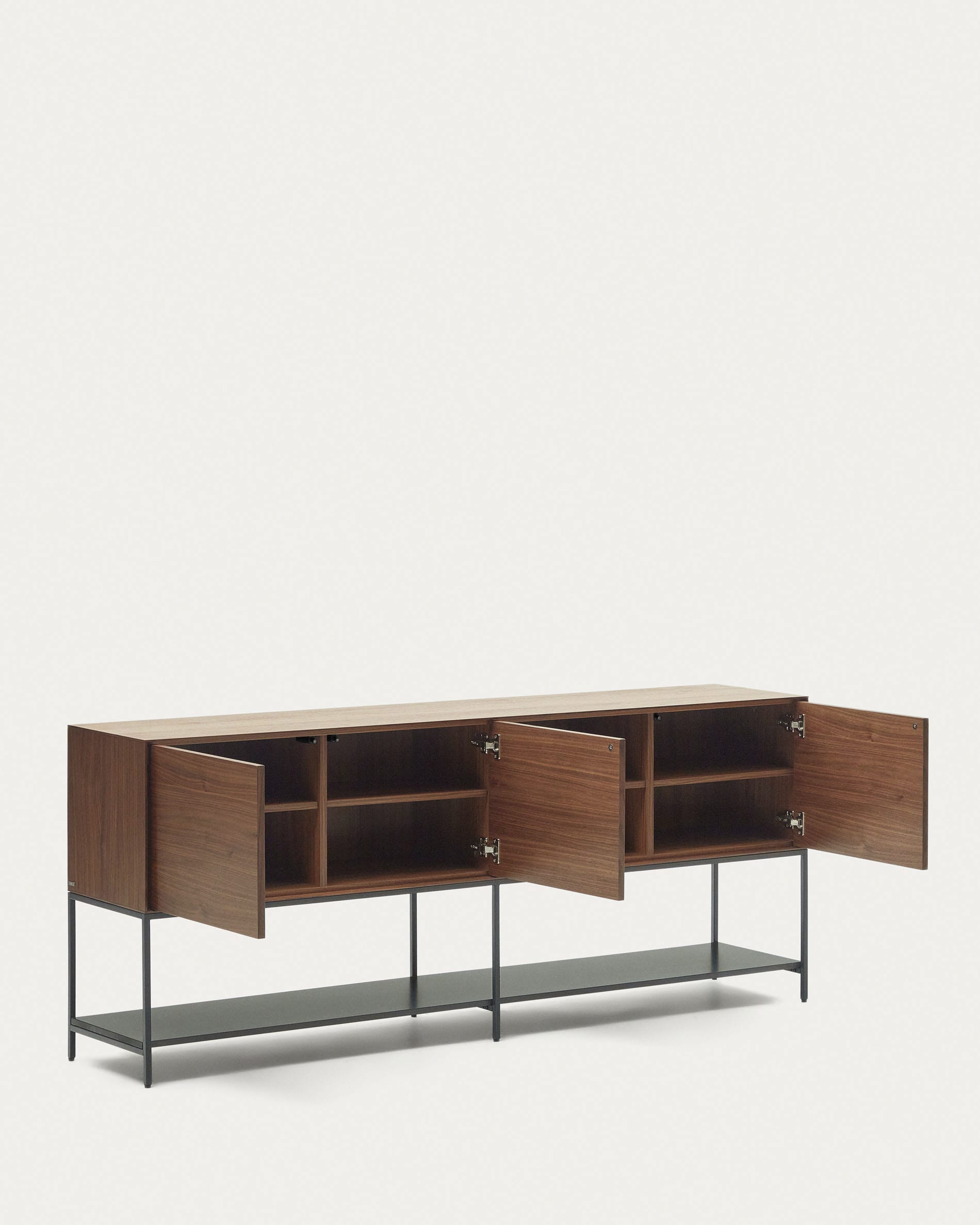 Das Vedrana Sideboard kombiniert elegantes Nussholzfurnier mit schwarzen Stahlbeinen für stilvolle und praktische Aufbewahrung.