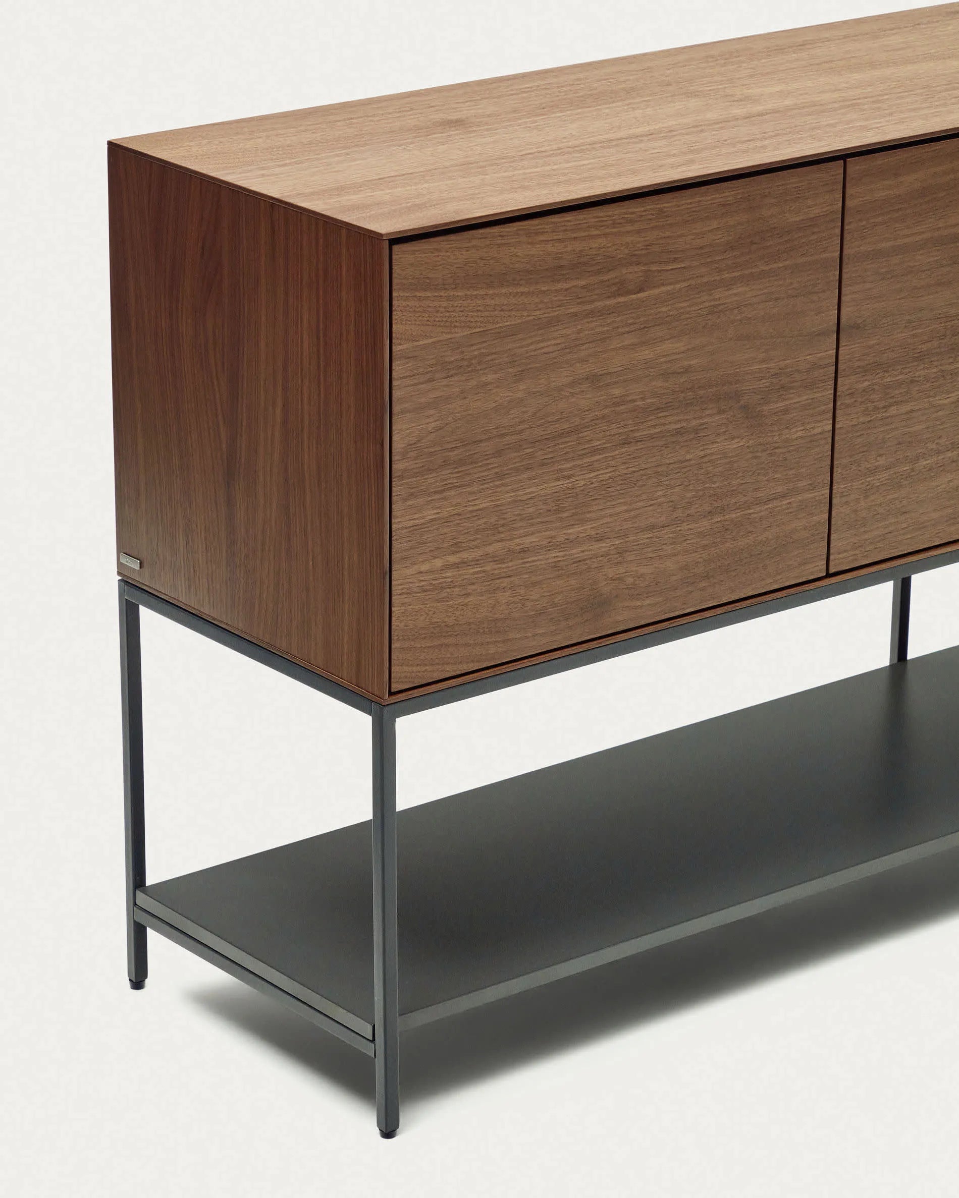 Das Vedrana Sideboard aus edlem Nussholzfurnier und schwarzen Stahlbeinen bietet eine elegante und funktionale Aufbewahrungslösung.