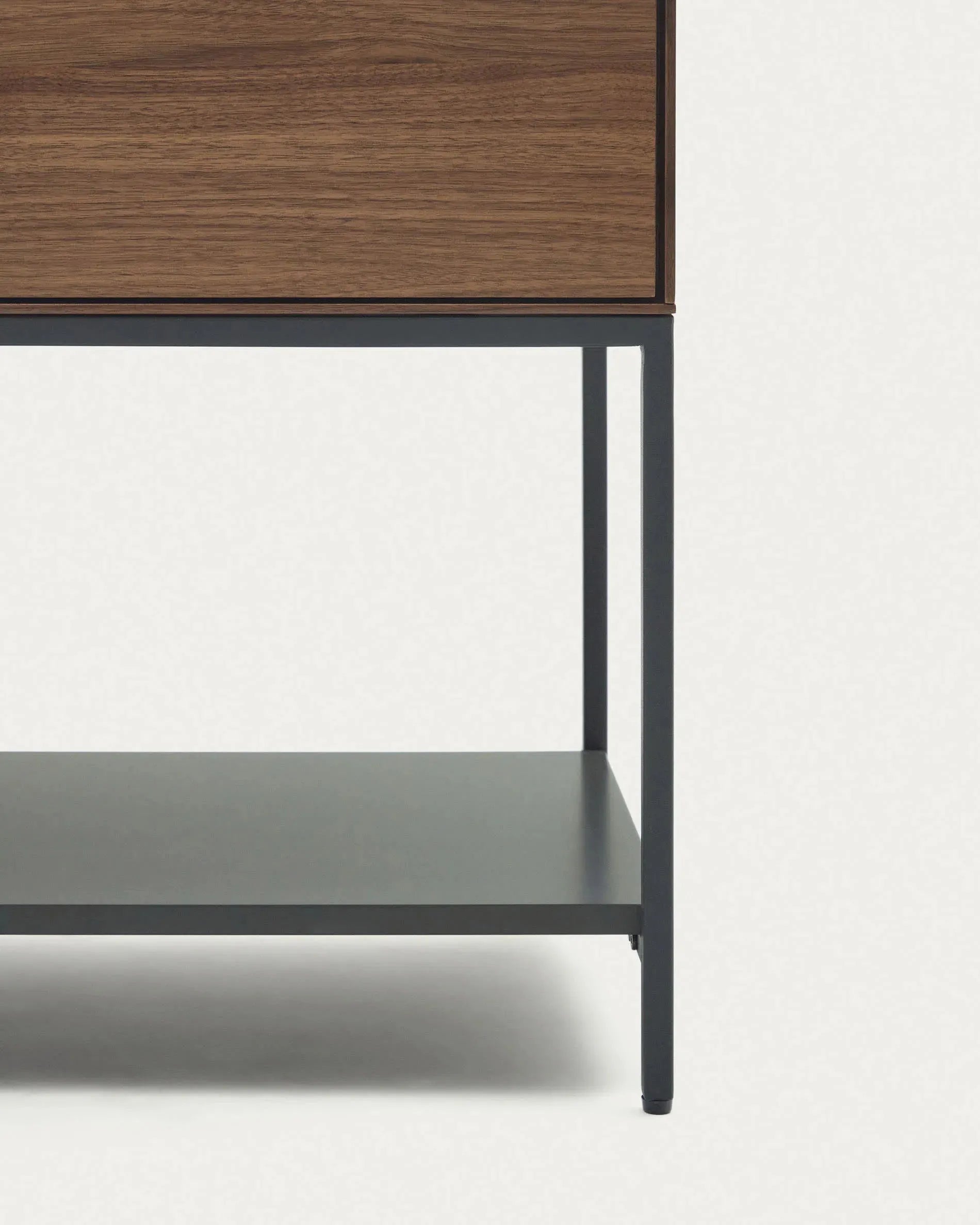Das Vedrana Sideboard aus Nussholzfurnier mit schwarzen Stahlbeinen vereint Eleganz und Funktionalität in einem modernen Design.