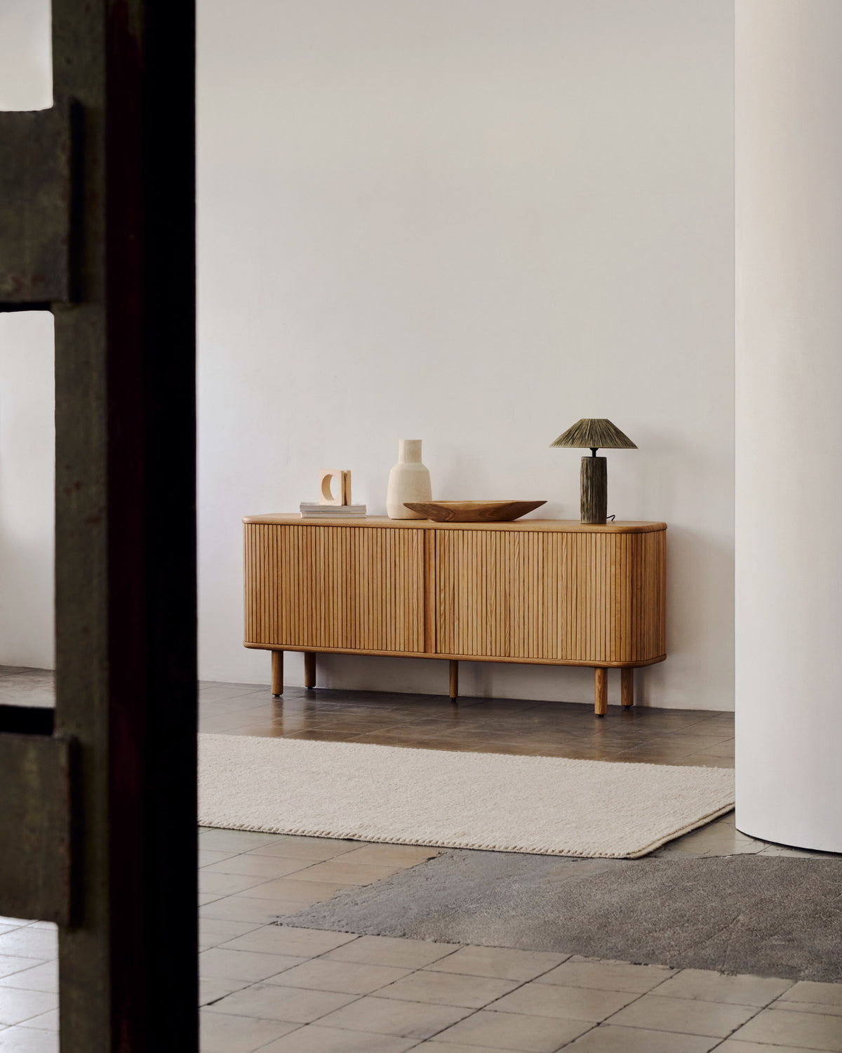 Mailen Sideboard 2 Türen aus Eschenfurnier mit natürlichem Finish 180 x 75 cm in Natur präsentiert im Onlineshop von KAQTU Design AG. Sideboard ist von Kave Home
