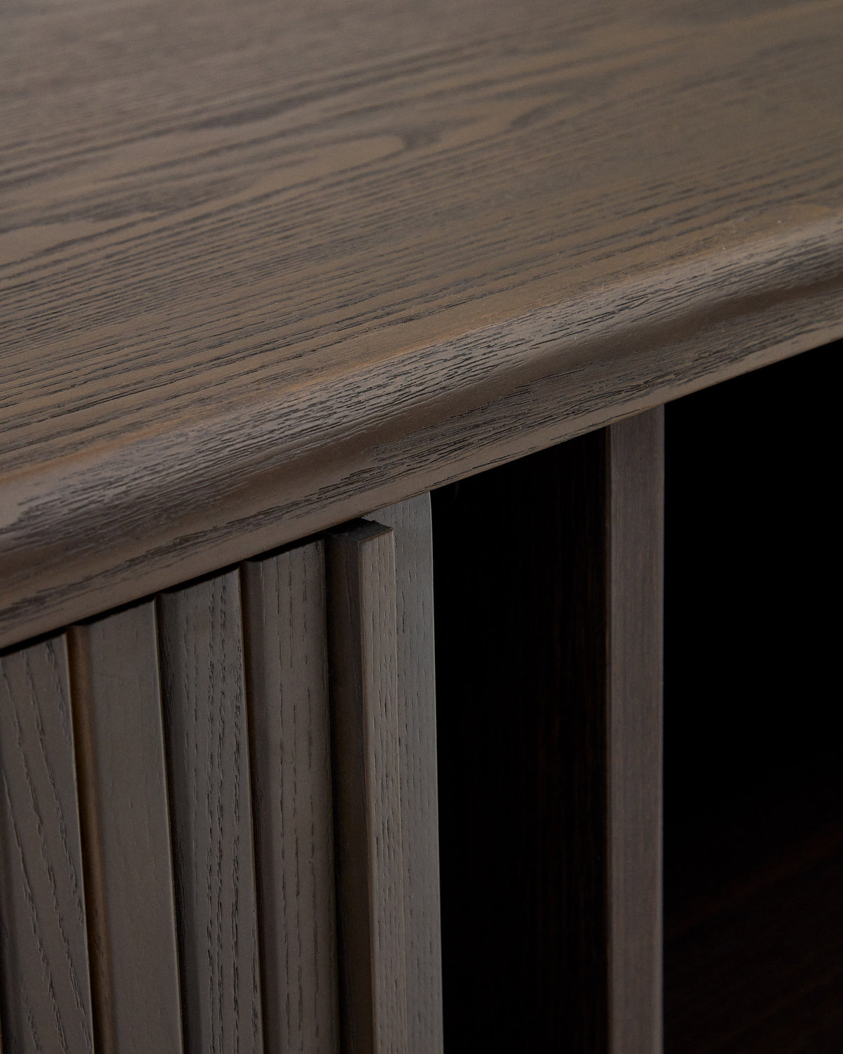 Mailen Sideboard 2 Türen aus Eschenfurnier mit dunklem Finish 180 x 75 cm in Schwarz präsentiert im Onlineshop von KAQTU Design AG. Sideboard ist von Kave Home