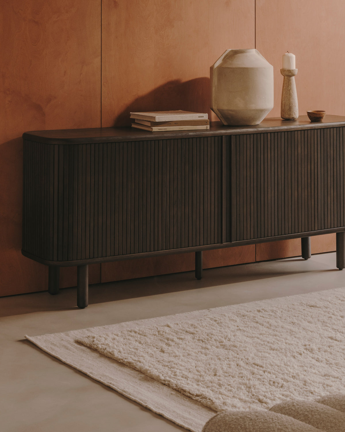 Mailen Sideboard 2 Türen aus Eschenfurnier mit dunklem Finish 180 x 75 cm in Schwarz präsentiert im Onlineshop von KAQTU Design AG. Sideboard ist von Kave Home