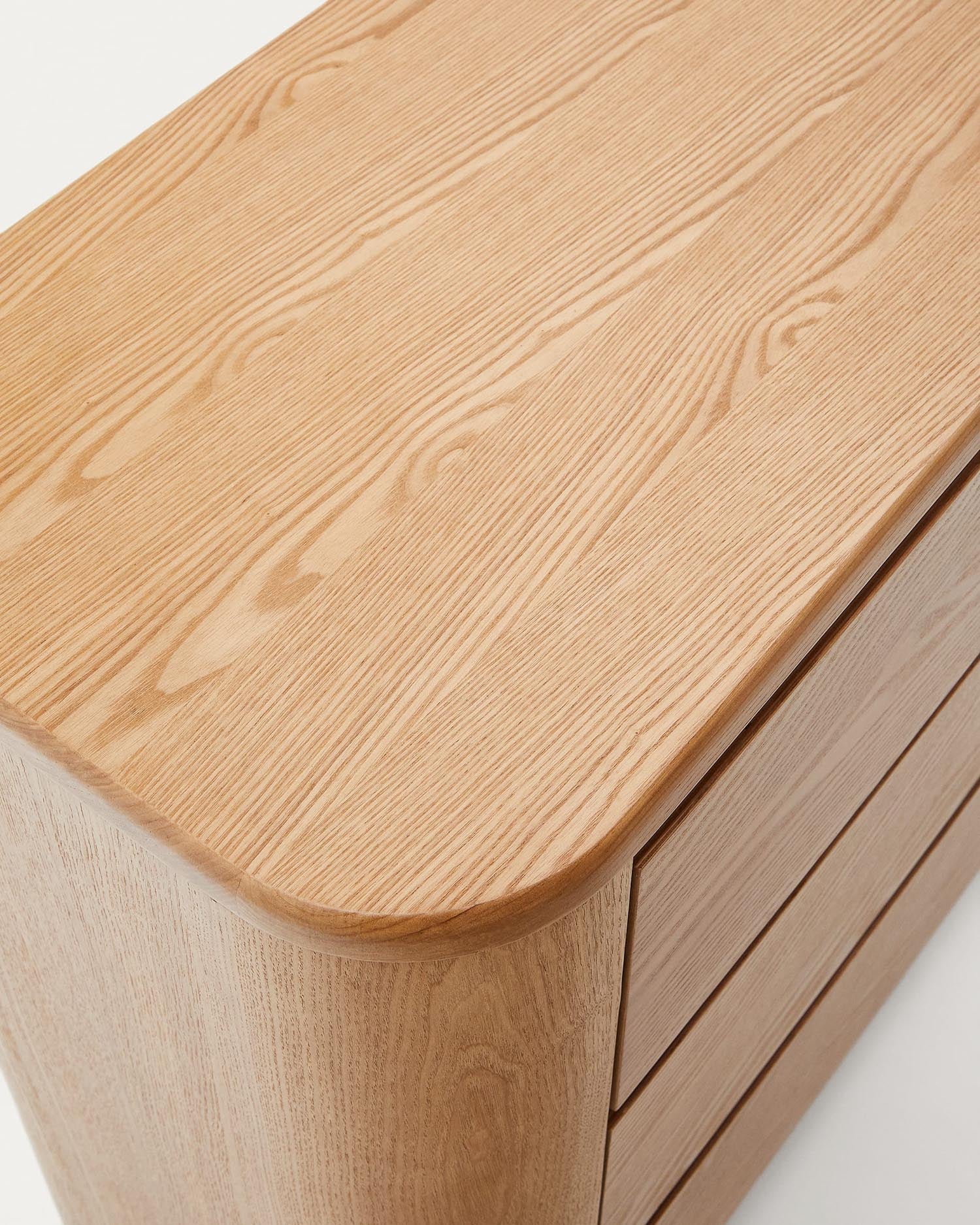 Elegante Salaya Kommode aus FSC-zertifiziertem Eschenfurnier, 120 x 80 cm, bietet großzügigen Stauraum und zeitloses Design für Ihr Zuhause.