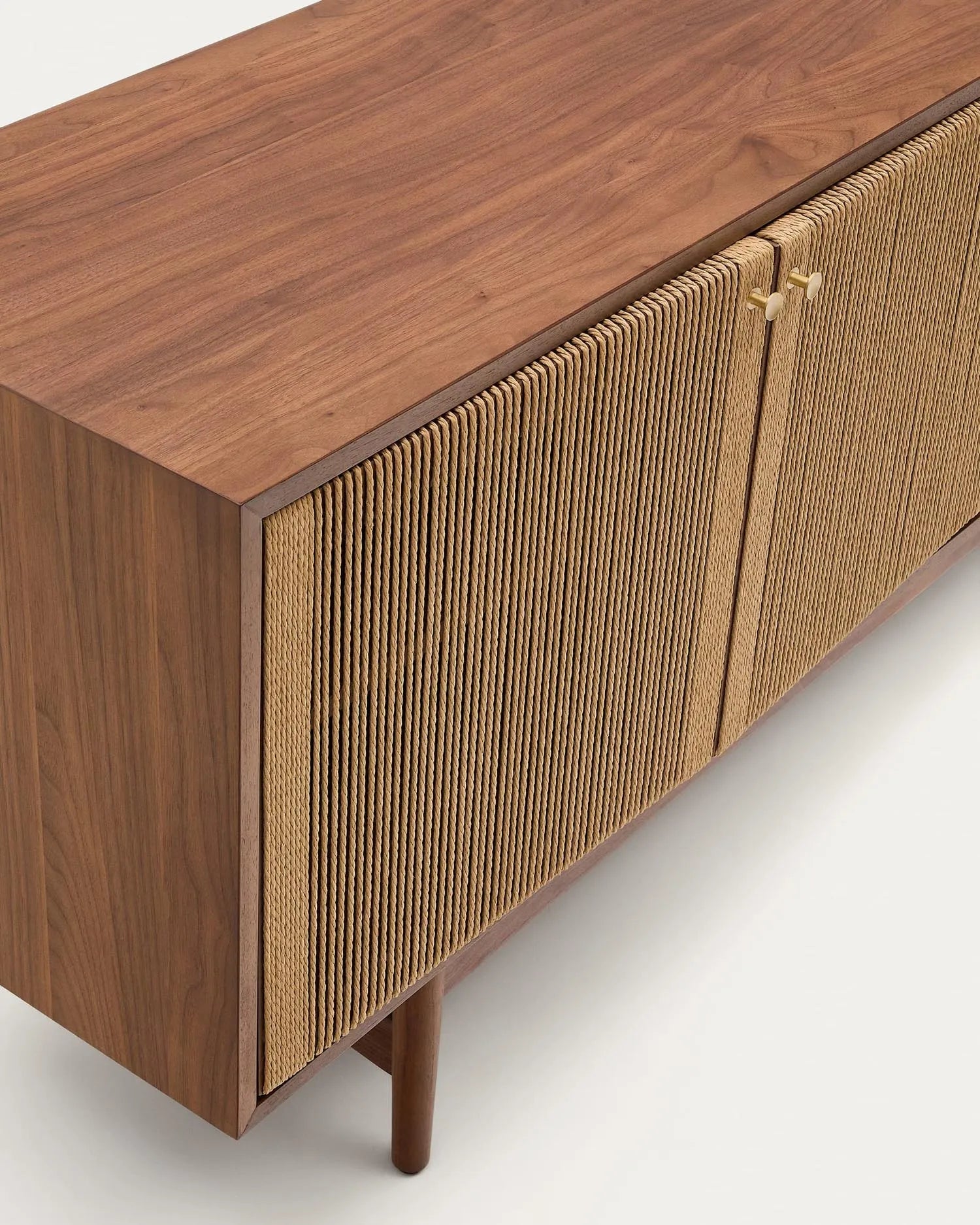 Sideboard Elan aus edlem Nussholz und Furnier, 2 Türen, 2 Schubladen, FSC-zertifiziert, 180x73cm, stilvoll und nachhaltig.