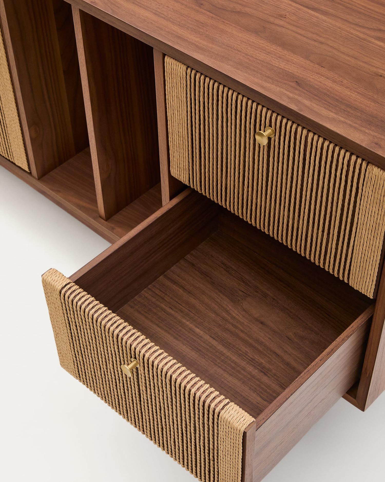 Elegantes Sideboard Elan aus massivem Nussholz und Furnier, mit 2 Türen, 2 Schubladen, FSC-zertifiziert, 180x73cm.
