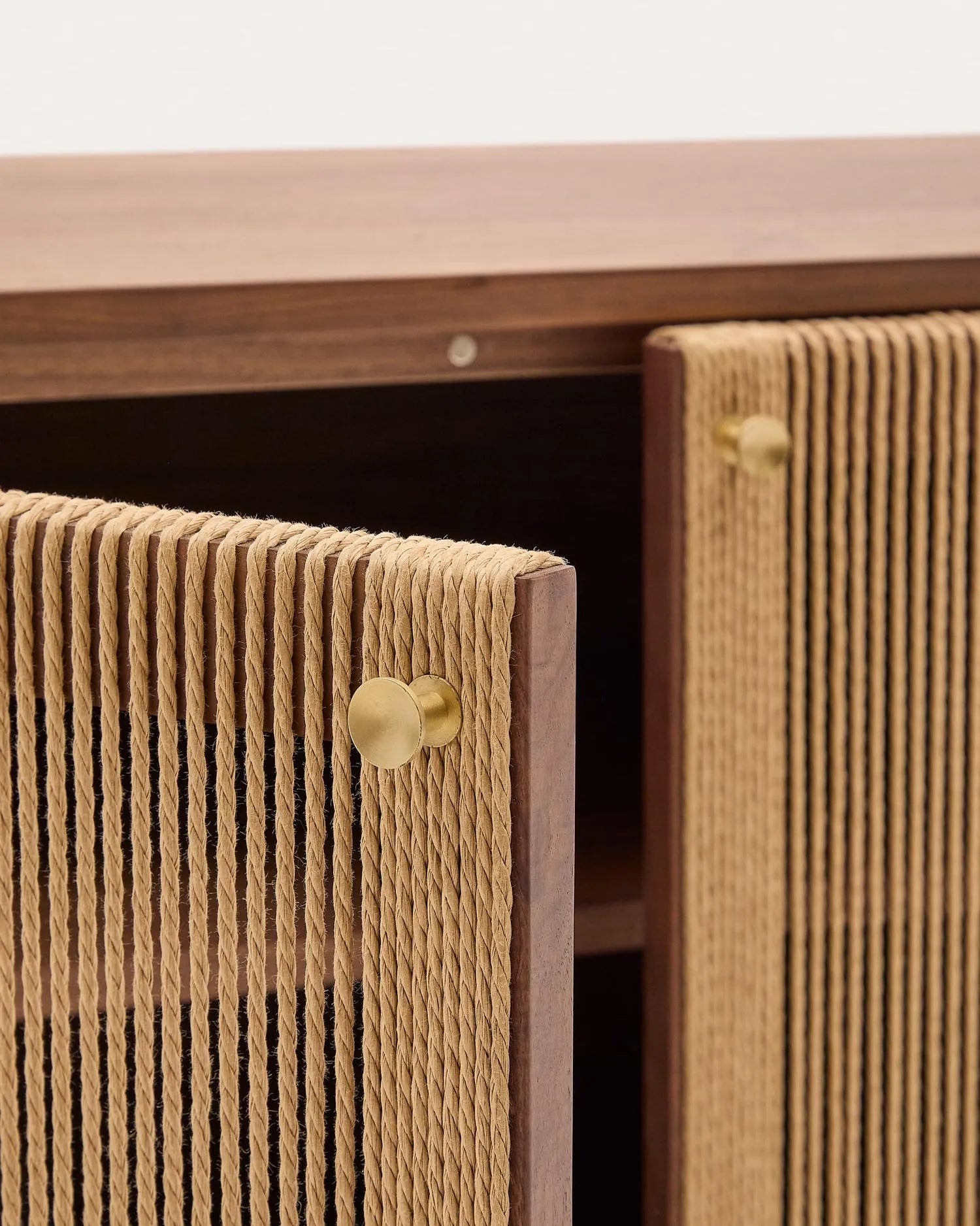 Elegantes Sideboard Elan aus massivem Nussholz mit 2 Türen und 2 Schubladen, FSC-zertifiziert, 180x73cm, stilvoll und nachhaltig.