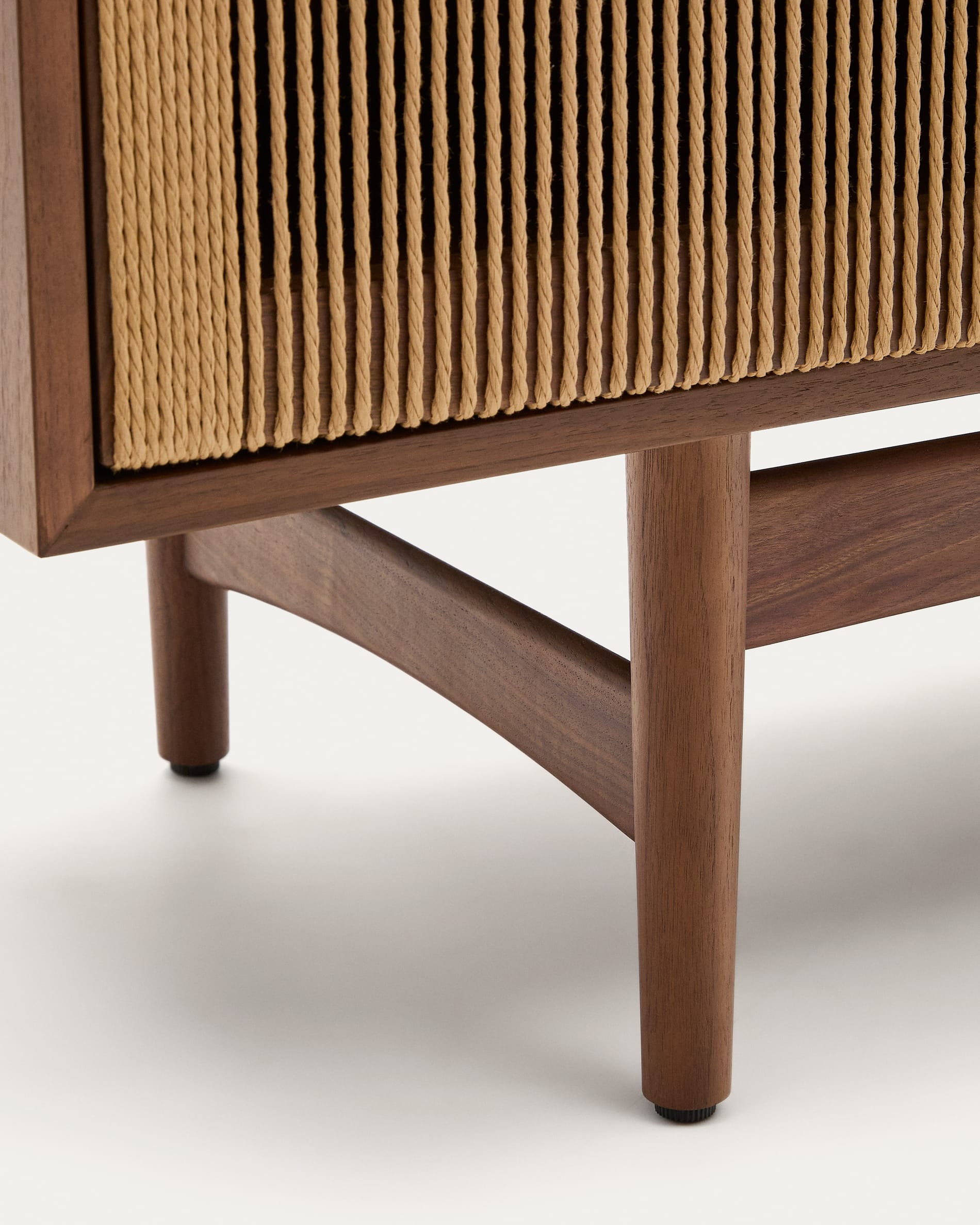 Sideboard Elan aus Nussholz, 2 Türen, 2 Schubladen, FSC-zertifiziert, 180x73cm, stilvolles Design, nachhaltig und hochwertig.