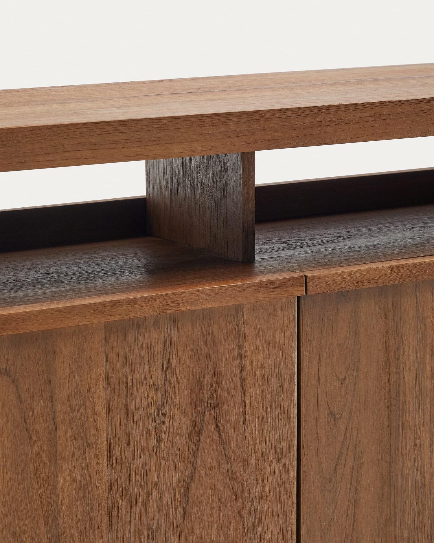 Das Sashi Sideboard aus massivem Teakholz (180 x 85 cm) von Kave Home bietet stilvollen Stauraum und verleiht jedem Raum eine warme Atmosphäre.