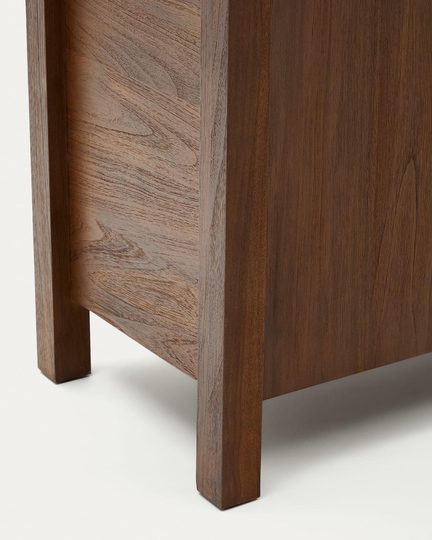 Das Sashi Sideboard von Kave Home aus hochwertigem Teakholz (180 x 85 cm) bietet stilvollen Stauraum und verleiht jedem Raum eine warme, einladende Note.
