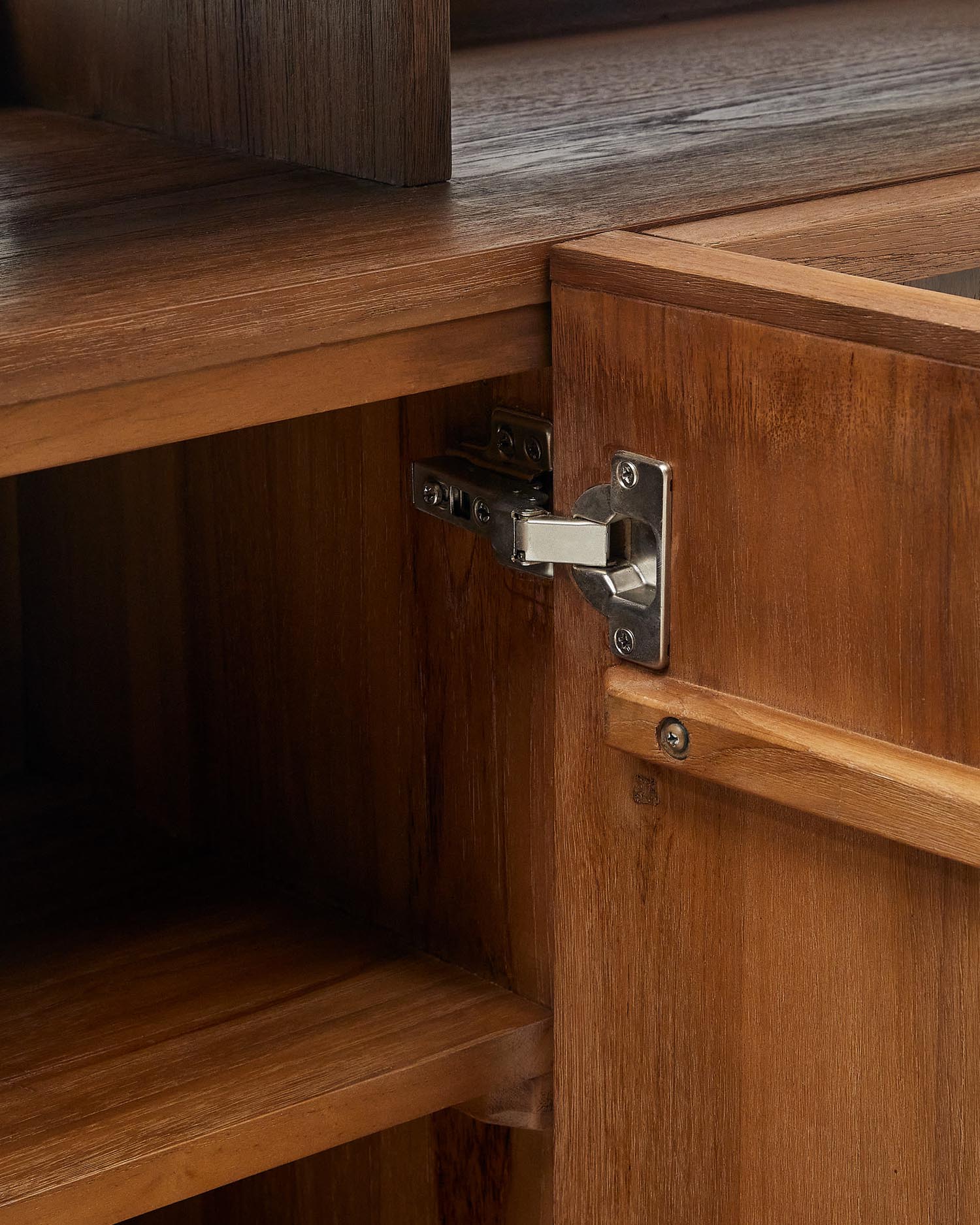 Das Sashi Sideboard von Kave Home aus massivem Teakholz (180 x 85 cm) vereint elegantes Design mit praktischer Funktionalität und schafft eine gemütliche Atmosphäre.