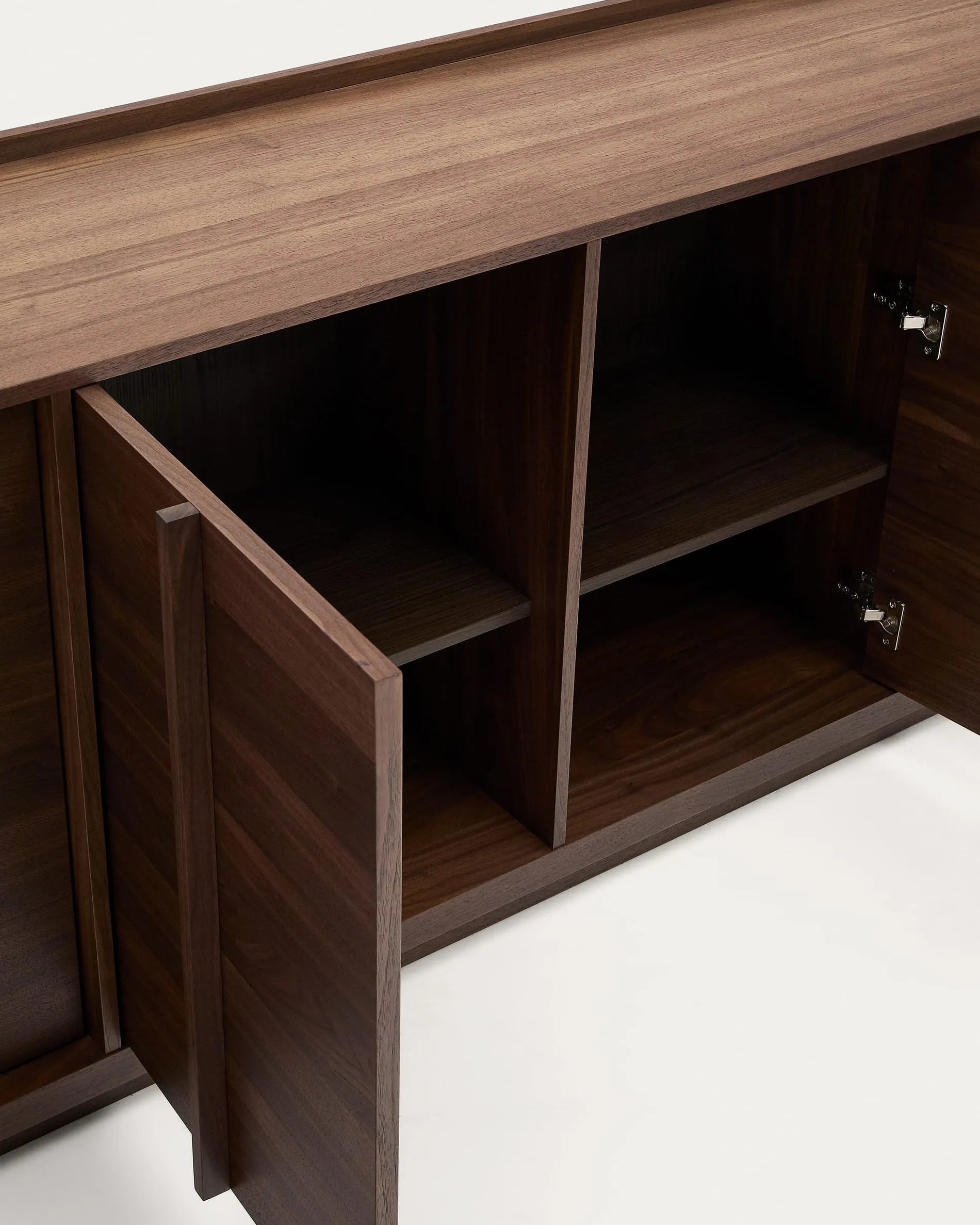 Elegantes Sideboard Onix aus Walnussfurnier mit dunklem Finish, 200x80 cm, FSC-zertifiziert, von Kave Home, stilvoll und nachhaltig.