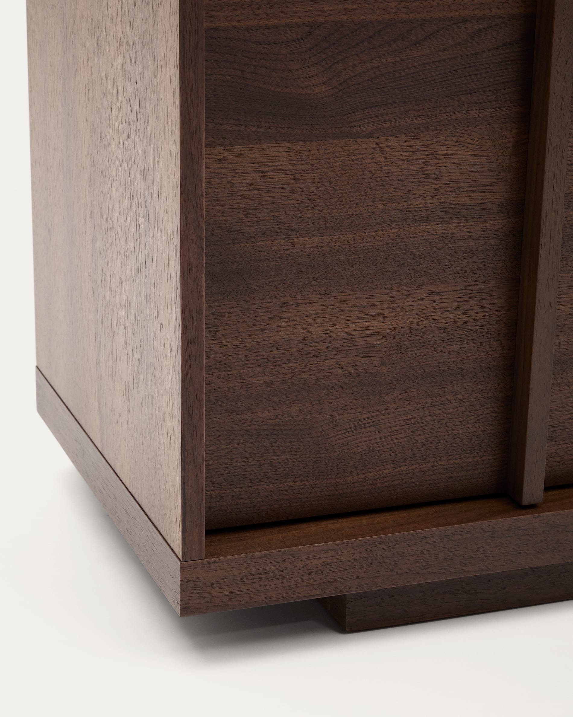 Sideboard Onix aus Walnussfurnier, dunkles Finish, 200x80 cm, FSC-zertifiziert, von Kave Home, modern und umweltfreundlich.