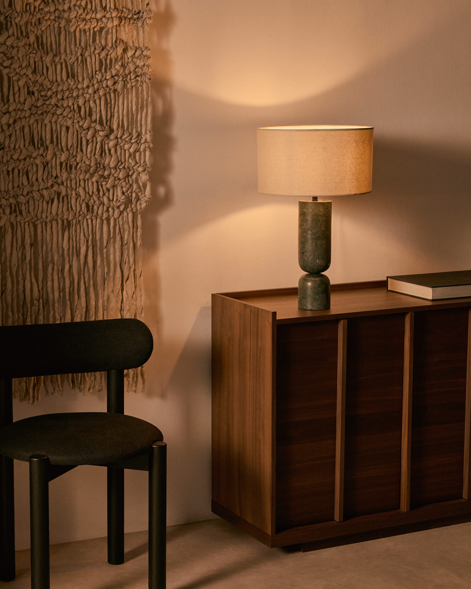 Elegantes Sideboard Onix aus dunklem Walnussfurnier (200x80 cm), FSC-zertifiziert, vereint Funktionalität und zeitloses Design für Ihr Zuhause.