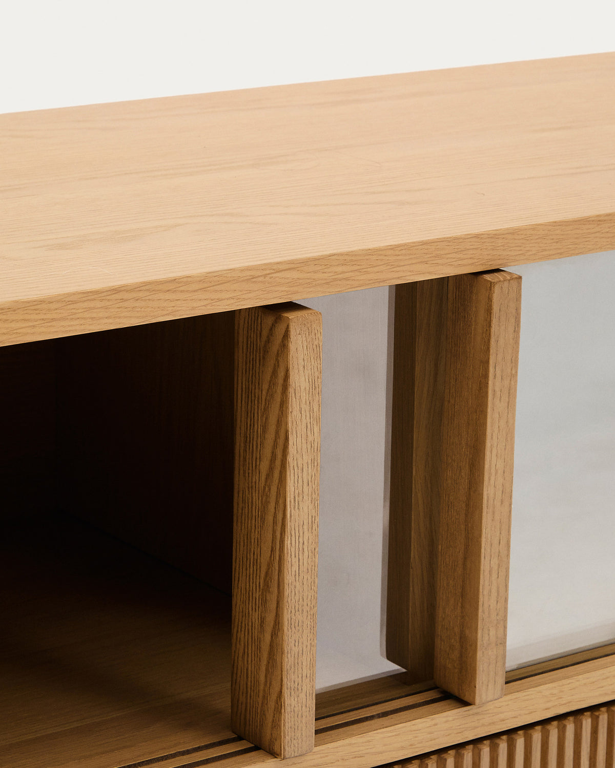 Helvine TV-Möbel 4 Türen 2 Schubladen Eichenfurnier gehärtetes Glas 200 x 54 cm FSC 100% in Natur präsentiert im Onlineshop von KAQTU Design AG. Sideboard ist von Kave Home
