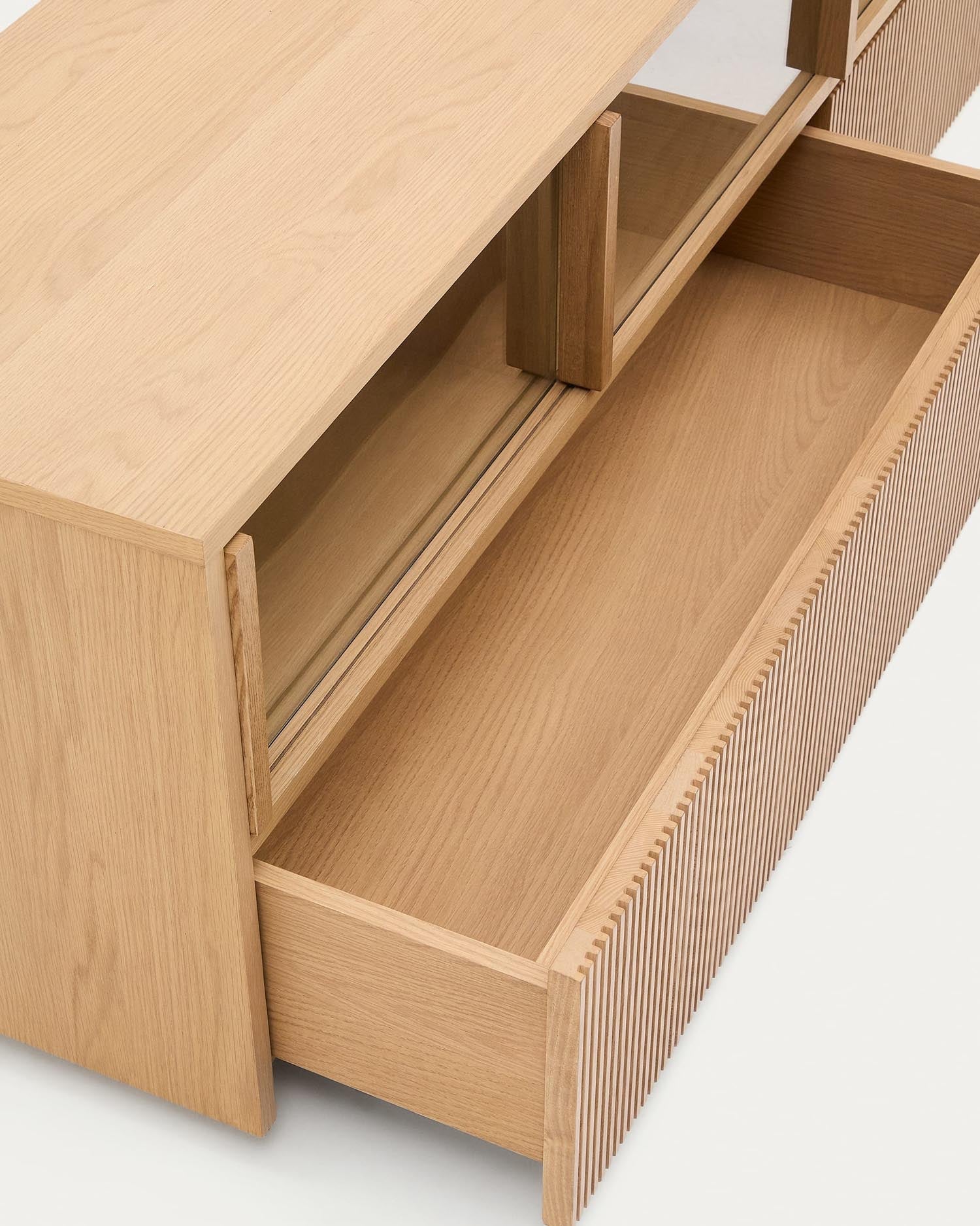 Stilvolles Sideboard aus Eichenfurnier und Glas, 4 Türen, 2 Schubladen, FSC-zertifiziert, 200x54 cm, von Kave Home, modern und praktisch.
