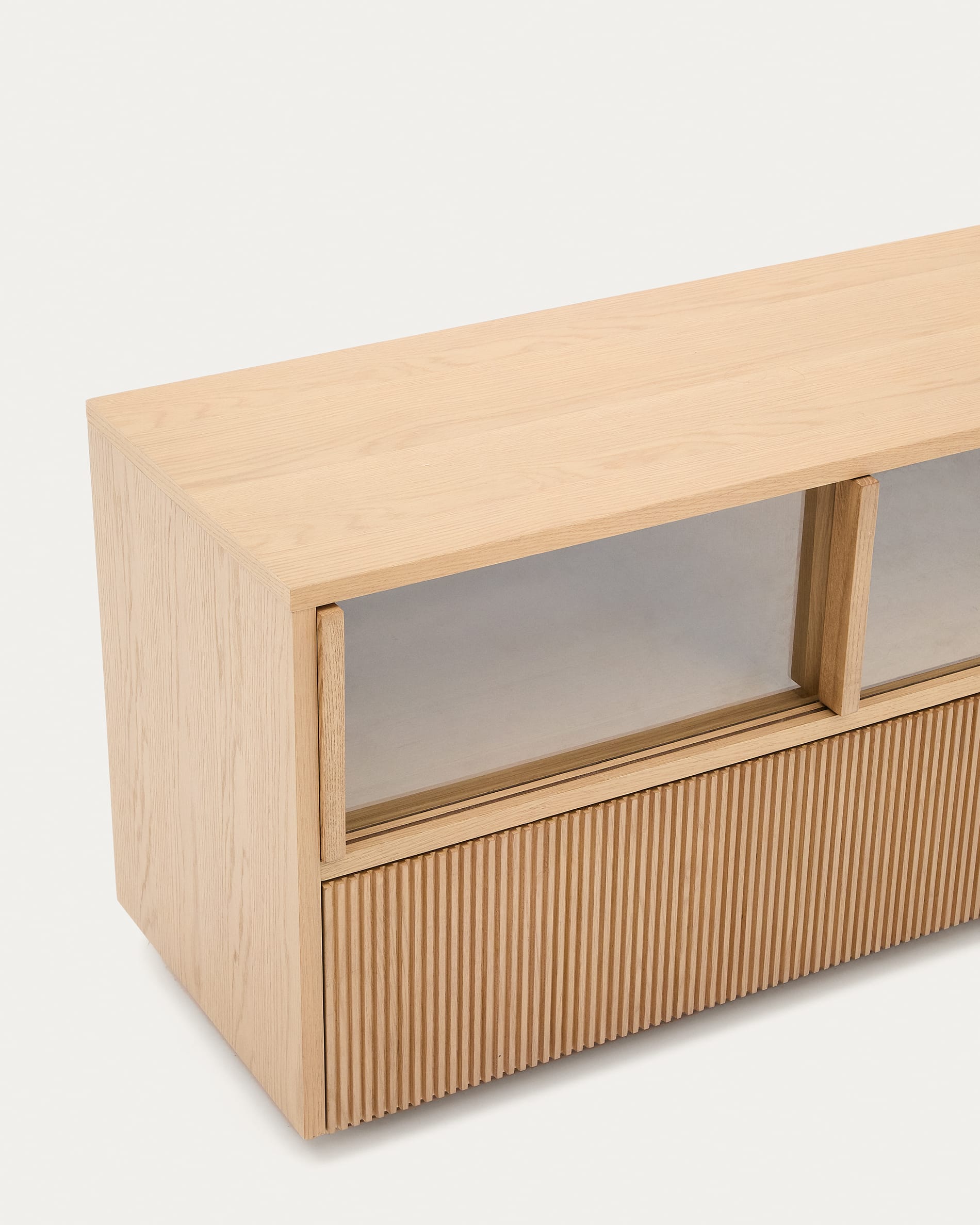 Stilvolles Sideboard aus Eichenfurnier mit 4 Türen, 2 Schubladen und Glasakzenten, FSC-zertifiziert, 200x54 cm, von Kave Home.