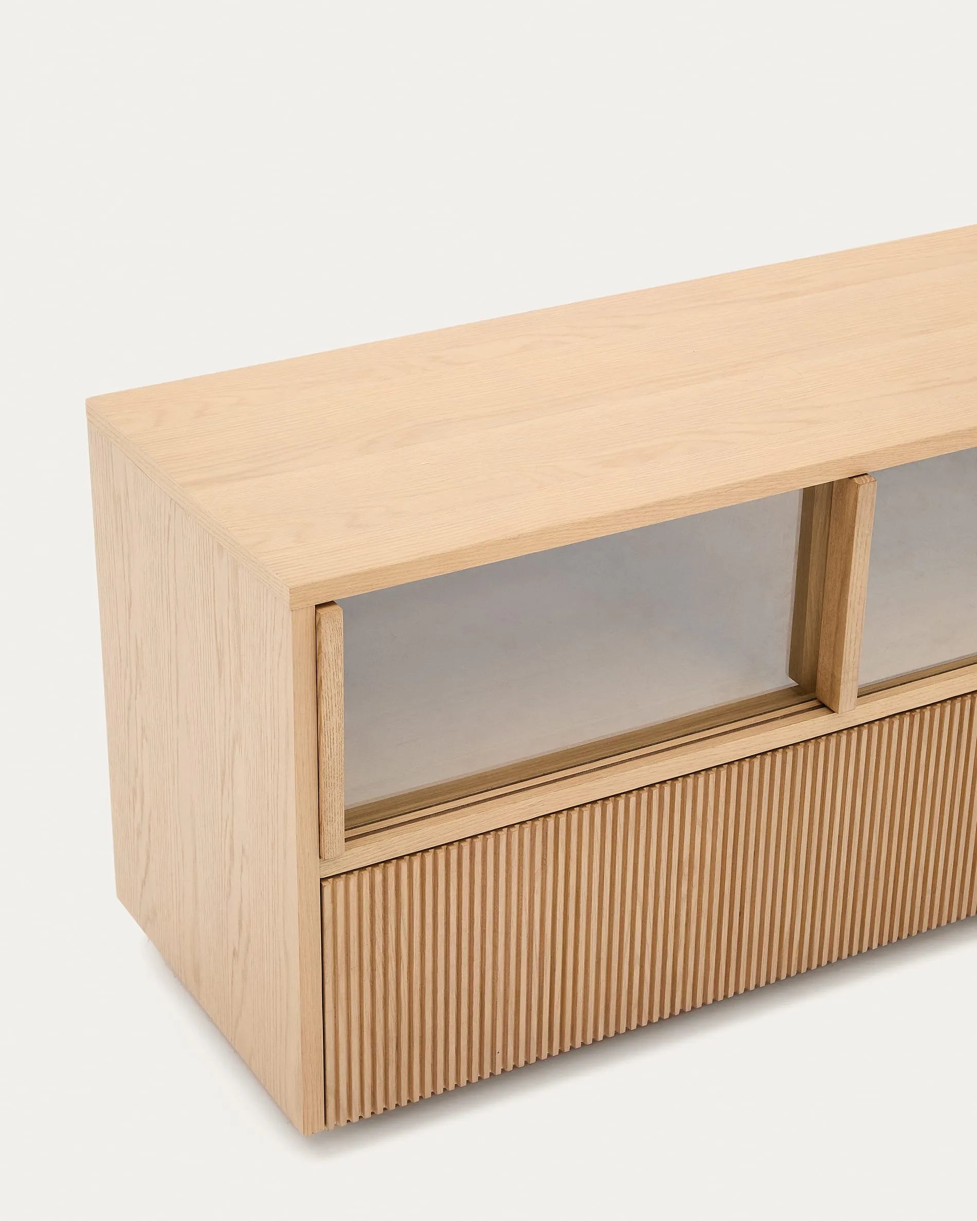 Elegantes Sideboard aus Eichenfurnier und Glas, mit 4 Türen, 2 Schubladen, FSC-zertifiziert, 200x54 cm, von Kave Home, modern und funktional.