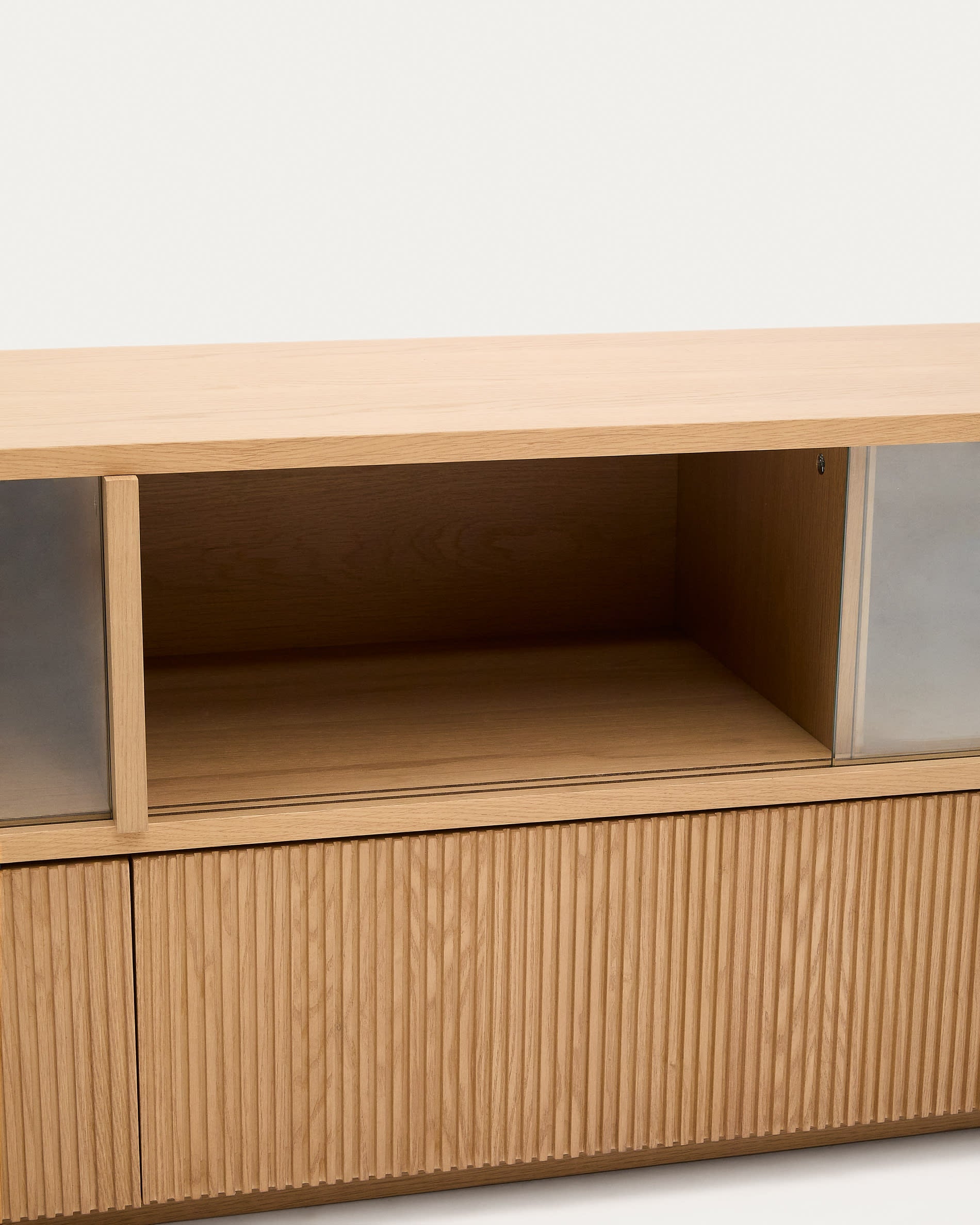 Elegantes Sideboard aus Eichenfurnier und Glas, mit 4 Türen, 2 Schubladen, FSC-zertifiziert, 200x54 cm, von Kave Home, modern und funktional.