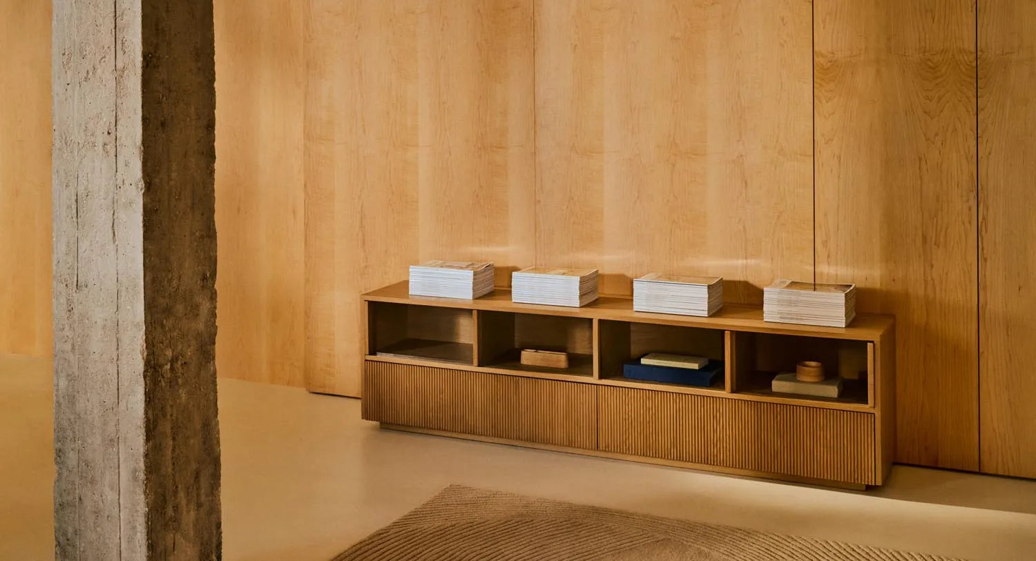 Elegantes Sideboard aus Eichenfurnier und Glas, 4 Türen, 2 Schubladen, FSC-zertifiziert, 200x54 cm, von Kave Home, modern und funktional.