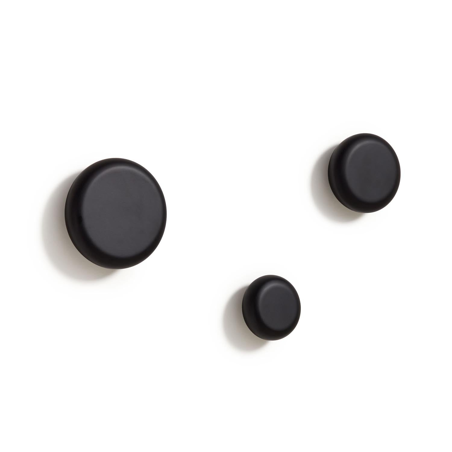 Nadue Set aus 3 Wandhaken aus massiver Buche mit schwarzem Finish in Schwarz präsentiert im Onlineshop von KAQTU Design AG. Kleiderhaken ist von Kave Home