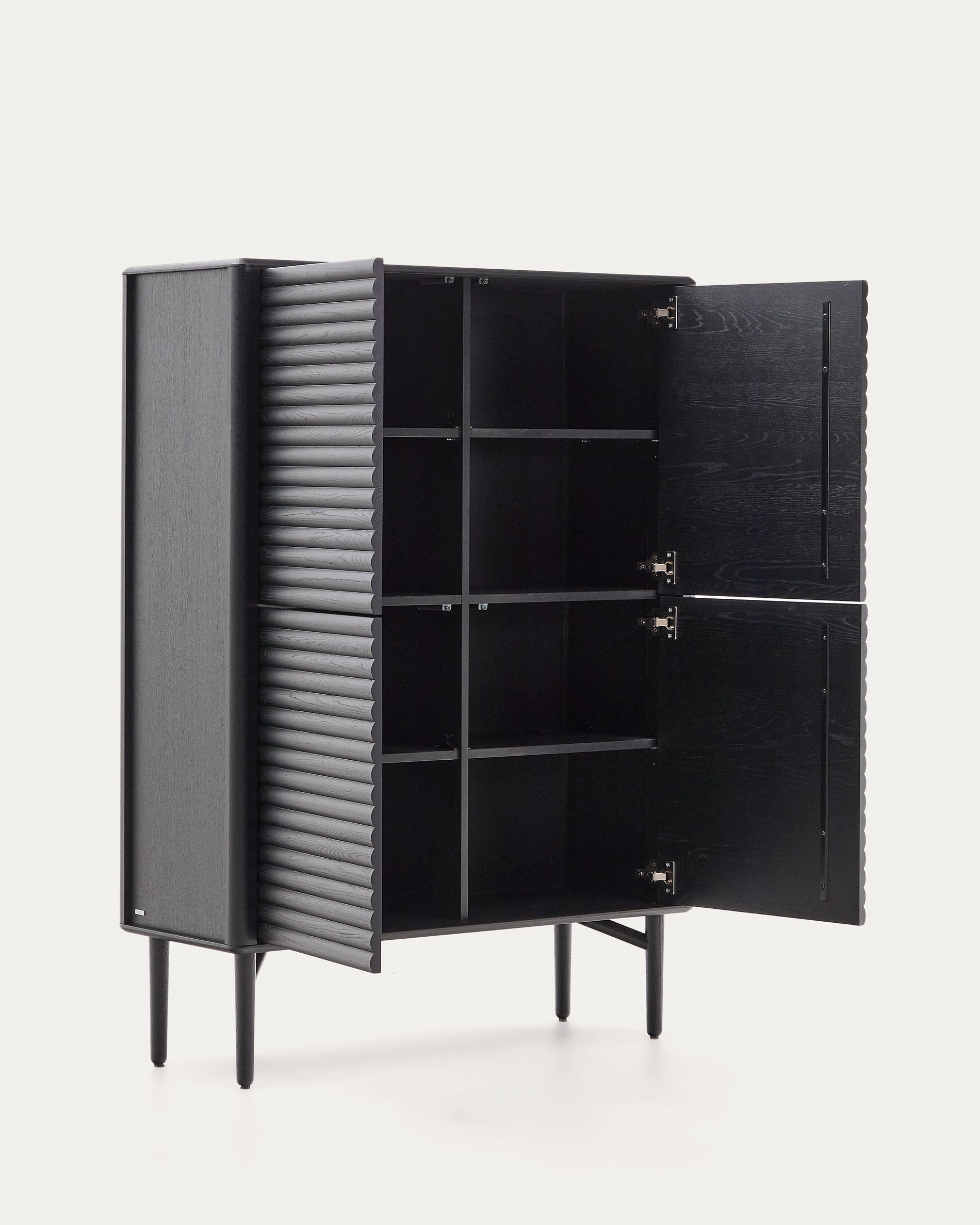 Stilvolles Highboard Lenon aus schwarzem Massivholz und Eichenfurnier, 4 Türen, 104,5x144 cm, FSC-zertifiziert, von Kave Home.