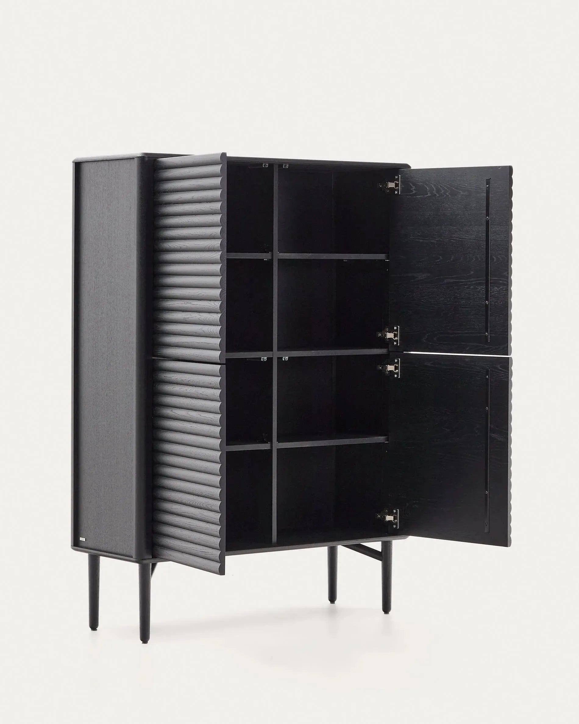 Stilvolles Highboard Lenon aus schwarzem Eichenfurnier und Massivholz, 4 Türen, 104,5x144 cm, FSC-zertifiziert, von Kave Home.