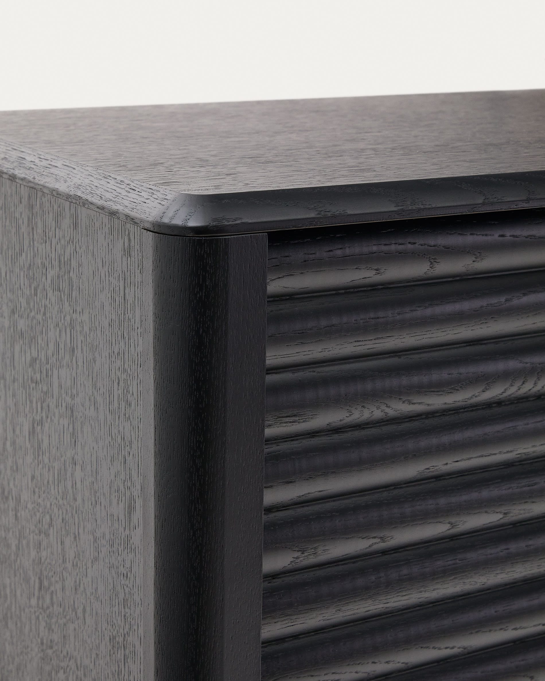 Elegantes Highboard Lenon aus schwarzem Eichenfurnier und Massivholz, 4 Türen, 104,5x144 cm, FSC-zertifiziert, von Kave Home.