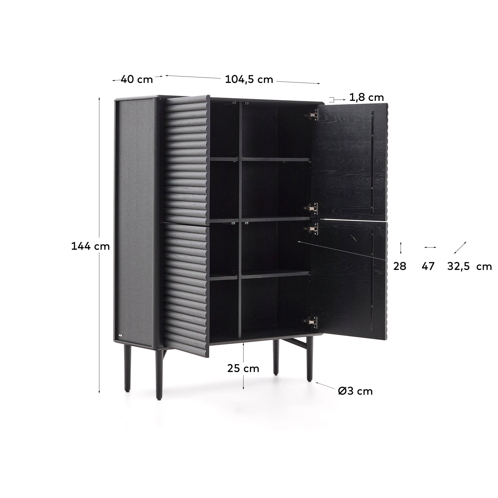 Elegantes Highboard Lenon aus schwarzem Eichenfurnier und Massivholz, 4 Türen, 104,5x144 cm, FSC-zertifiziert, von Kave Home.