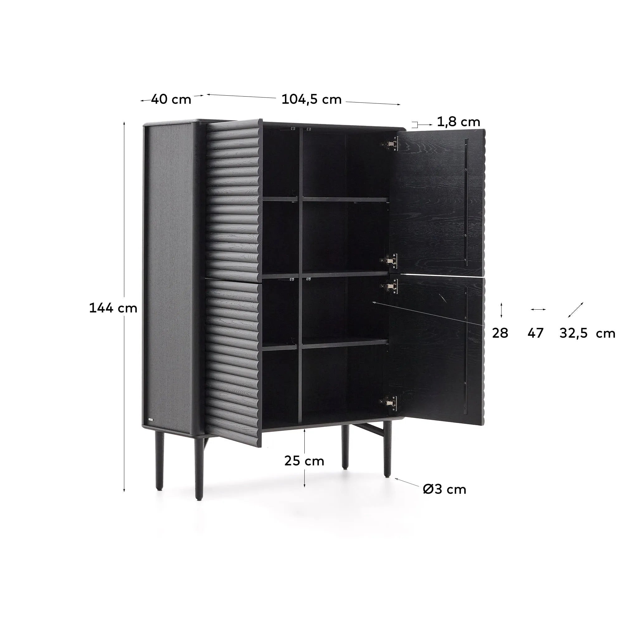 Elegantes Highboard Lenon aus schwarzem Eichenfurnier und Massivholz, 4 Türen, 104,5x144 cm, FSC-zertifiziert, von Kave Home.