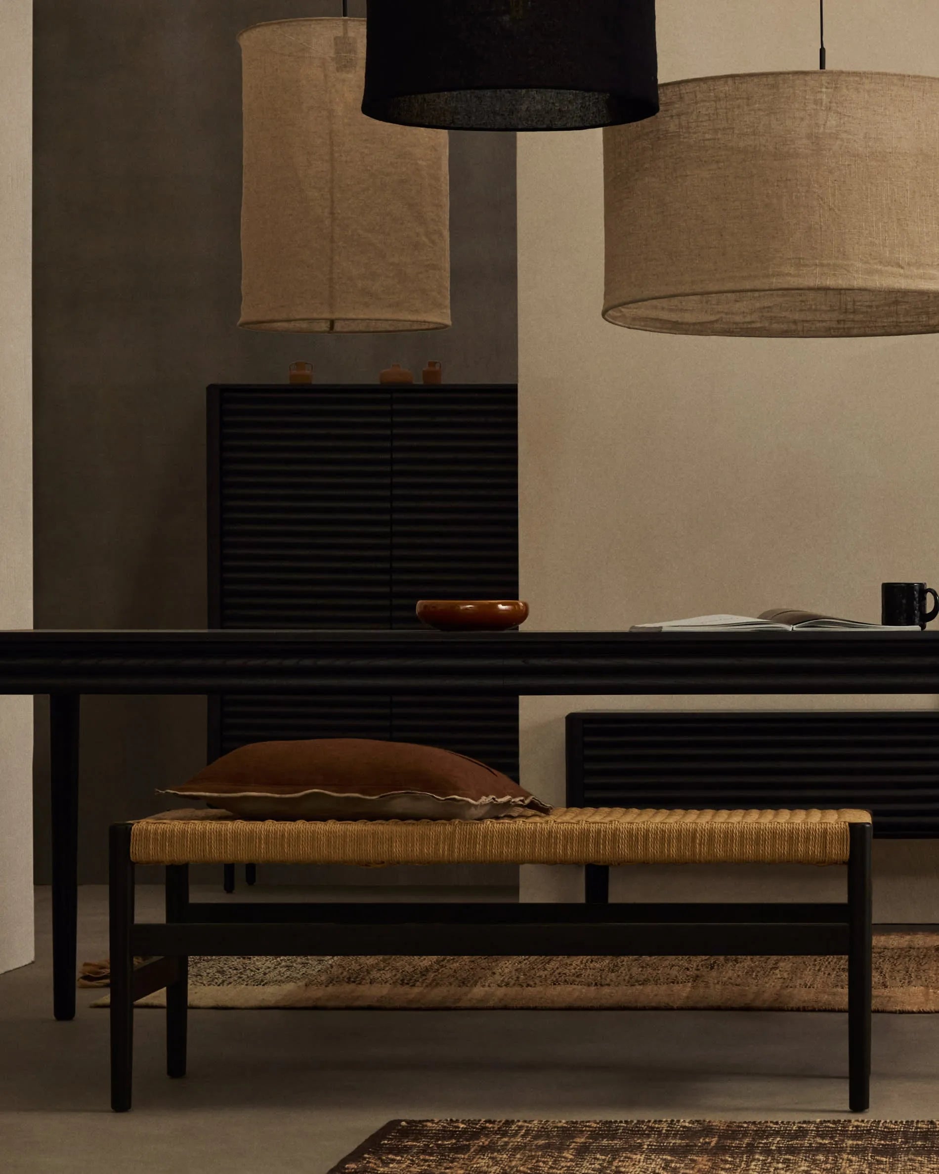 Elegantes Highboard Lenon aus schwarzem Eichenfurnier und Massivholz, 4 Türen, 104,5x144 cm, FSC-zertifiziert, von Kave Home.