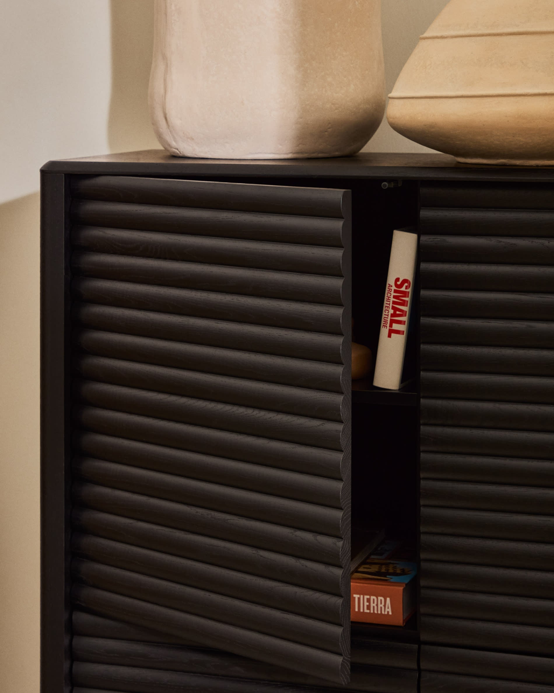Stilvolles Highboard Lenon aus schwarzem Eichenfurnier und Massivholz, 4 Türen, 104,5x144 cm, FSC-zertifiziert, von Kave Home.