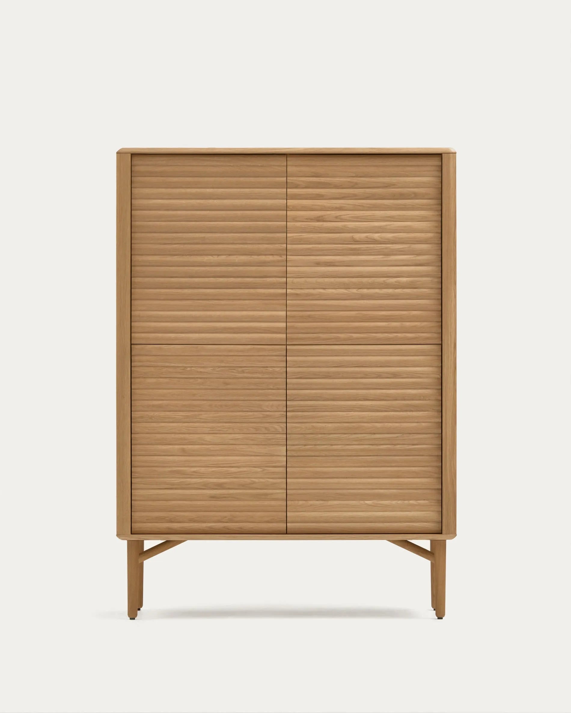 Elegantes Highboard aus massiver Eiche und Eichenfurnier, 4 Türen, FSC-zertifiziert, 104,5x144 cm, von Kave Home.
