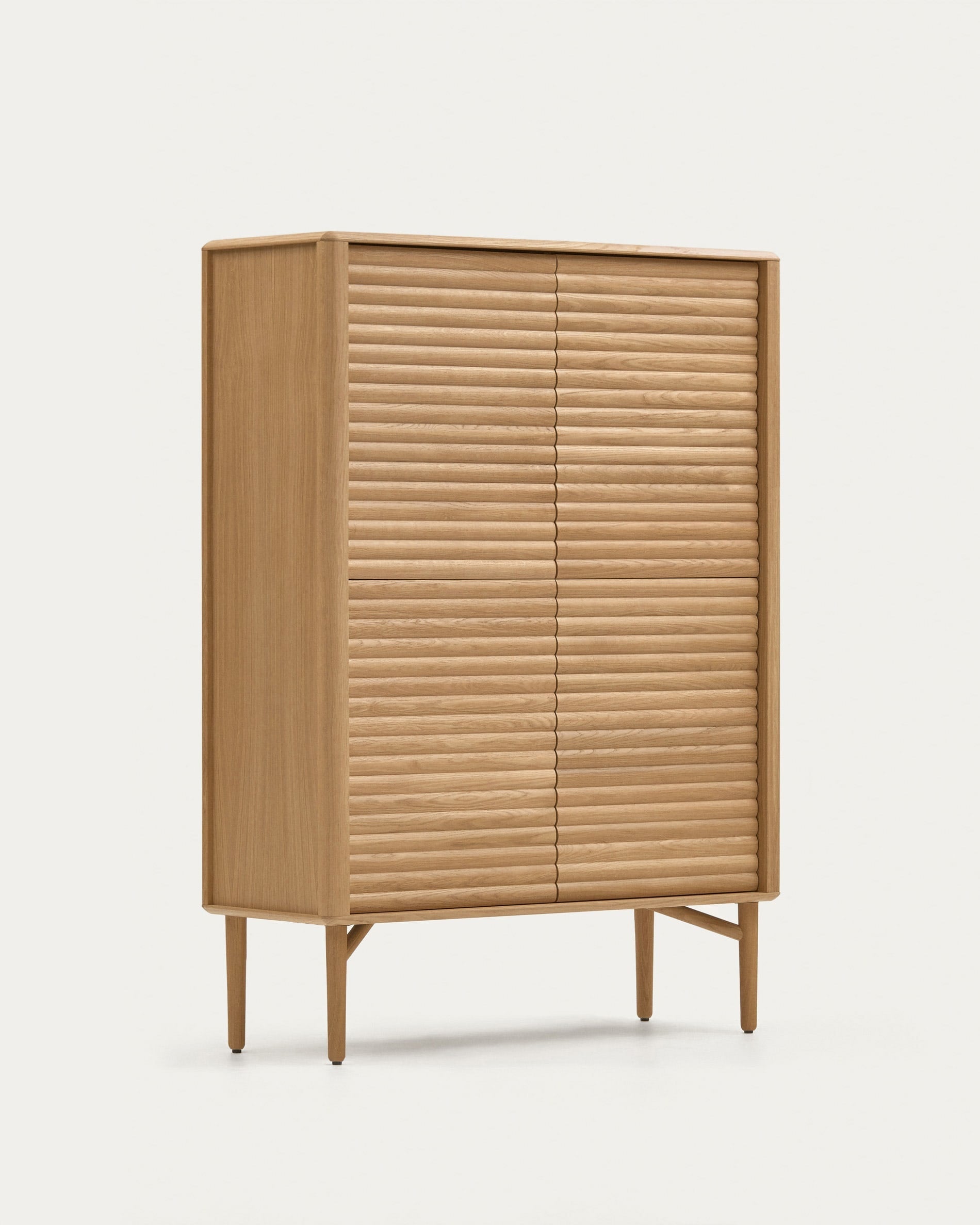 Stilvolles Highboard aus Eiche und Eichenfurnier, 4 Türen, FSC-zertifiziert, Maße 104,5x144 cm, von Kave Home.