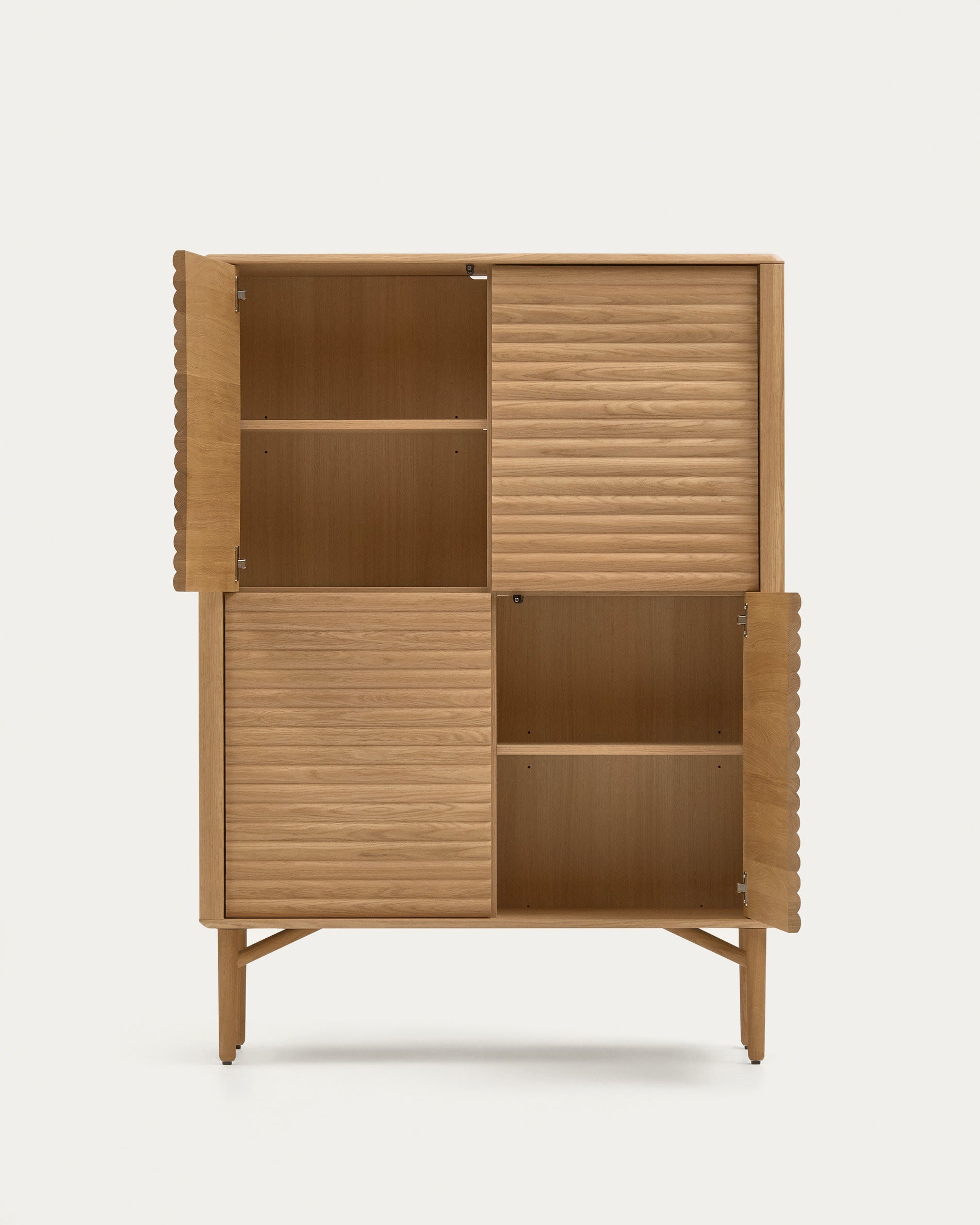 Elegantes Highboard aus massiver Eiche und Eichenfurnier, 4 Türen, FSC-zertifiziert, 104,5x144 cm, von Kave Home.
